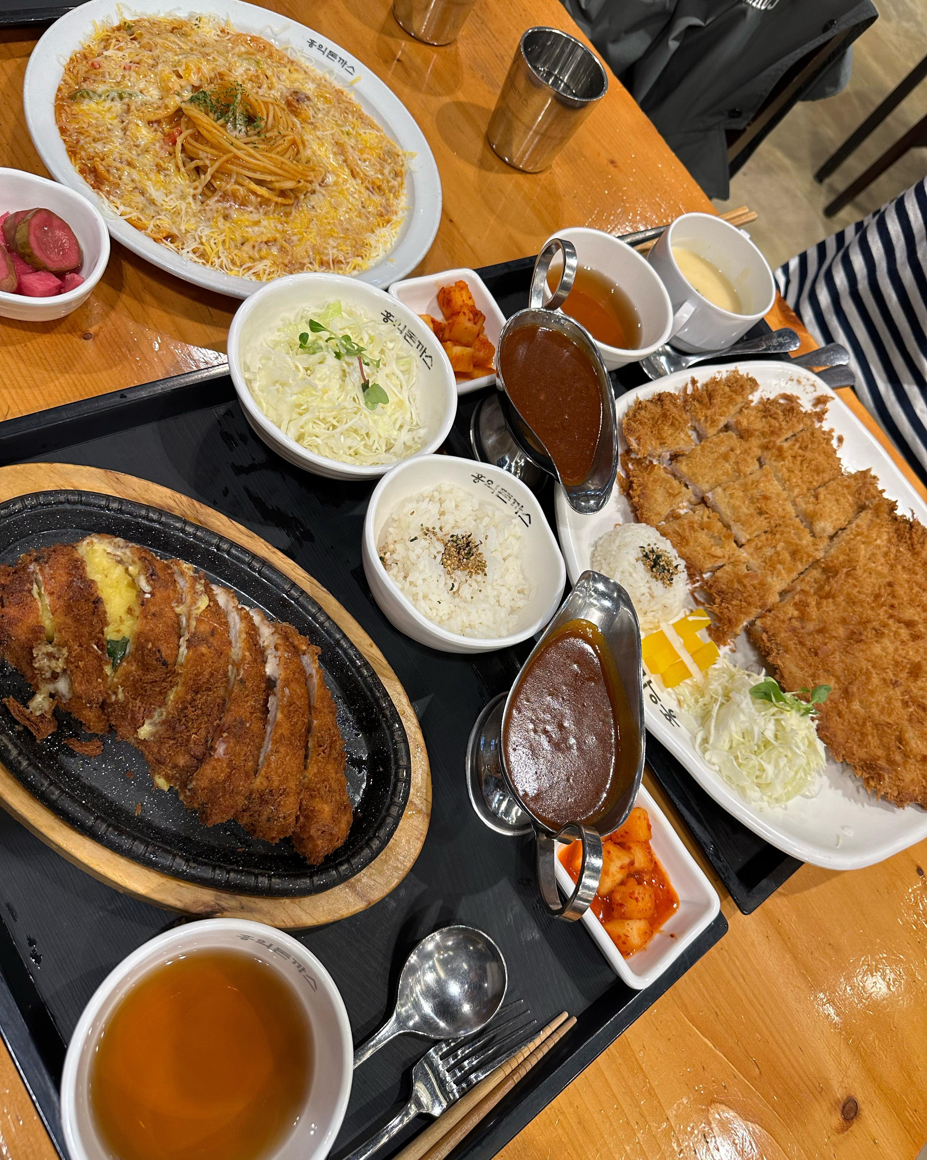 오랜만에 홍익돈까스 갔는데 역시 맛있네요🧡 양도 푸짐하고 퀄리티도 좋아서 이제 또 종종 가
