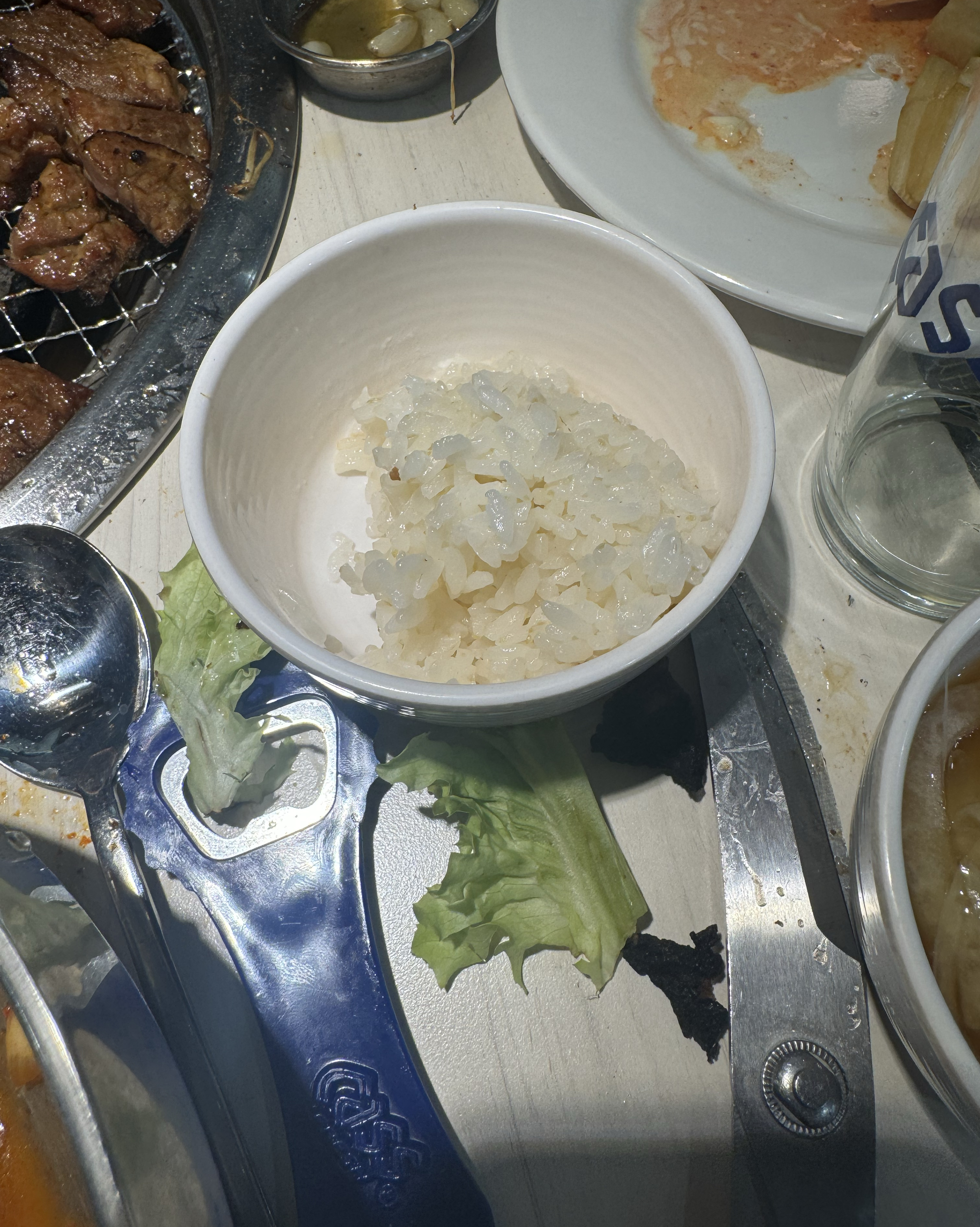 밥은 오래되서 노랗고 냄새나고 냉면 시켜먹었는데 양념통안이 비위생적이에요 - 종각 맛집 명륜진사갈비 종로관철점
