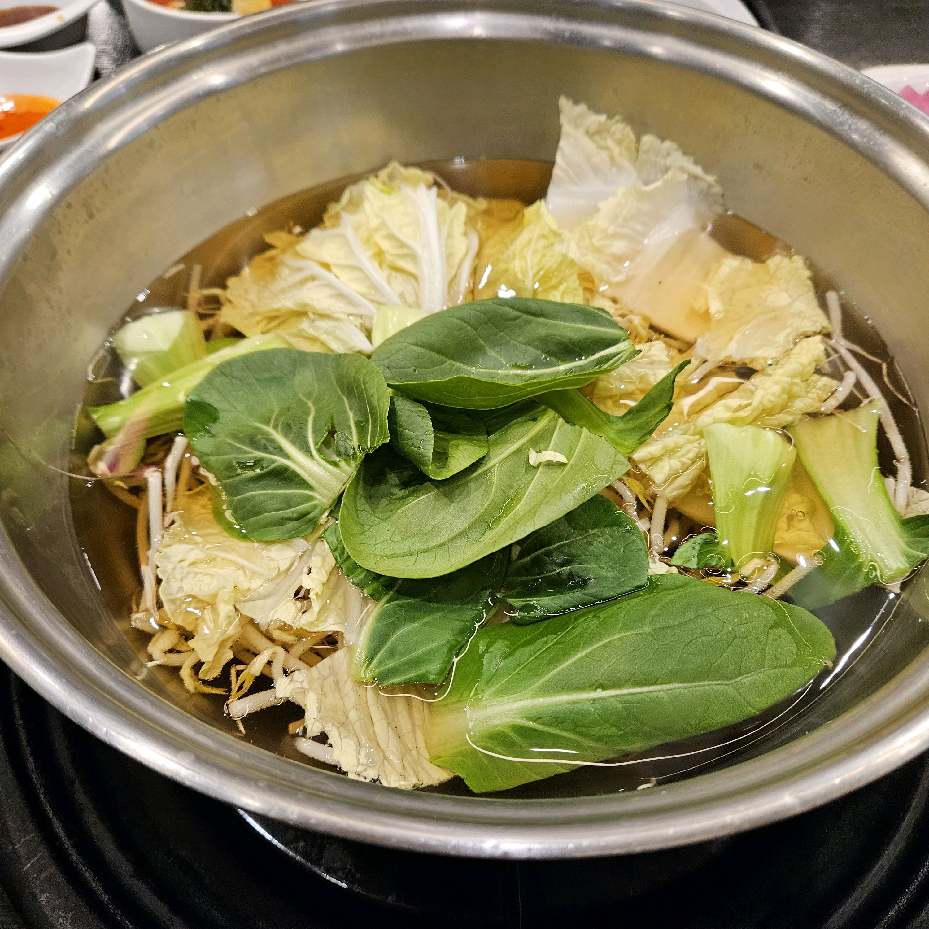 항상 배불리 맛있게 먹어 죽까지 못먹었는데, 오늘은 죽을 처음 맛봤는데 담백하니 맛있네요