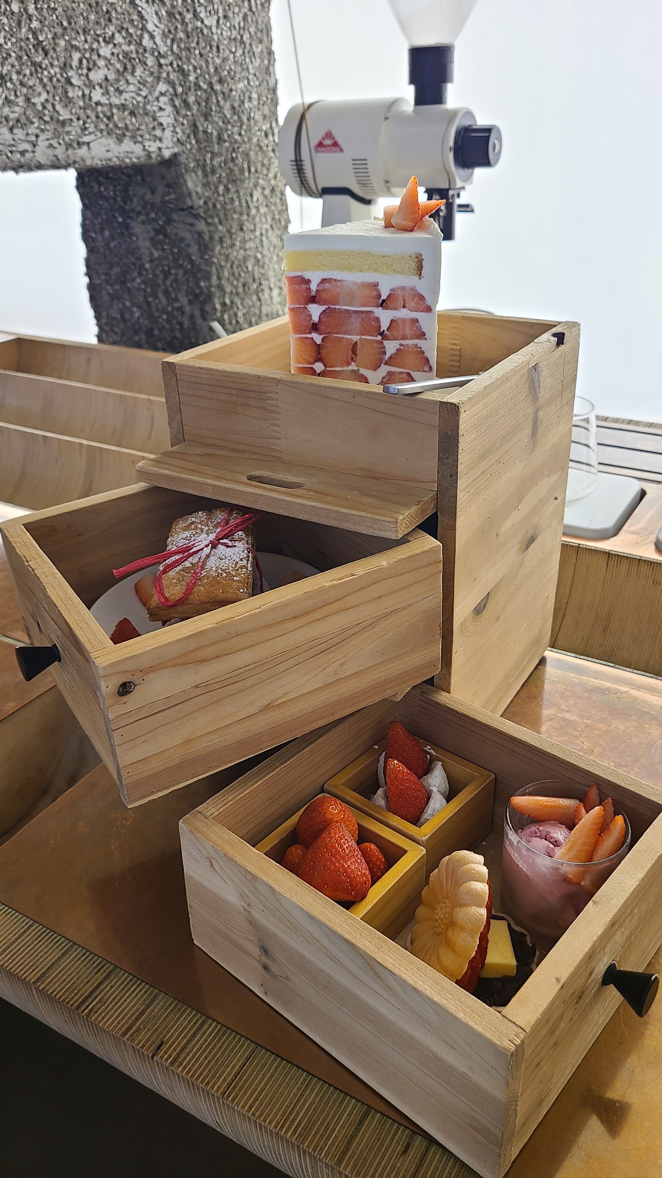 3단 딸기디저트 먹었어요 - 망원동 맛집 이이알티