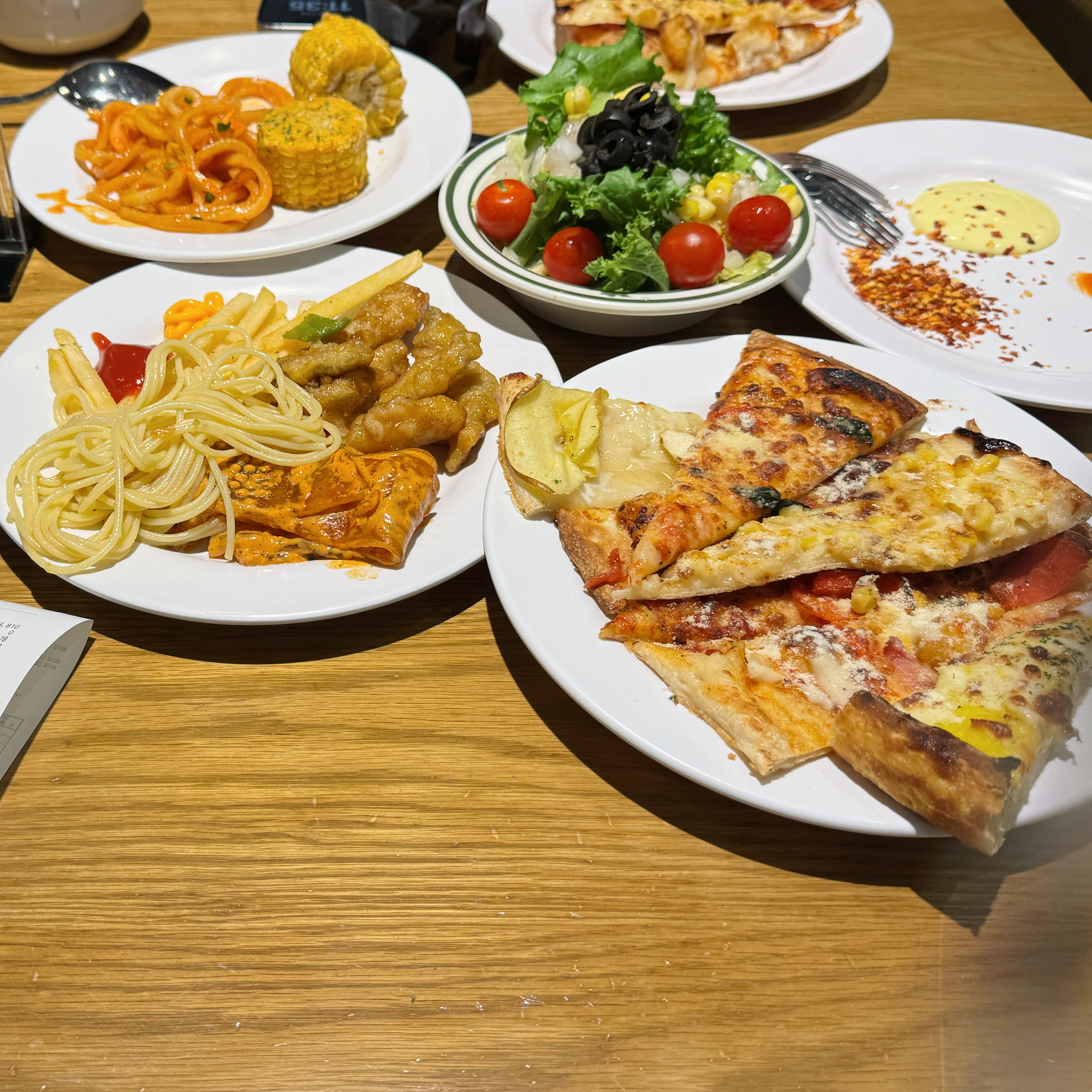 피자 다 맛있고 잠발라야 볶음밥도 맛있어요! 샐러드 야채들 다 신선하고 드레싱도 맛있었어요