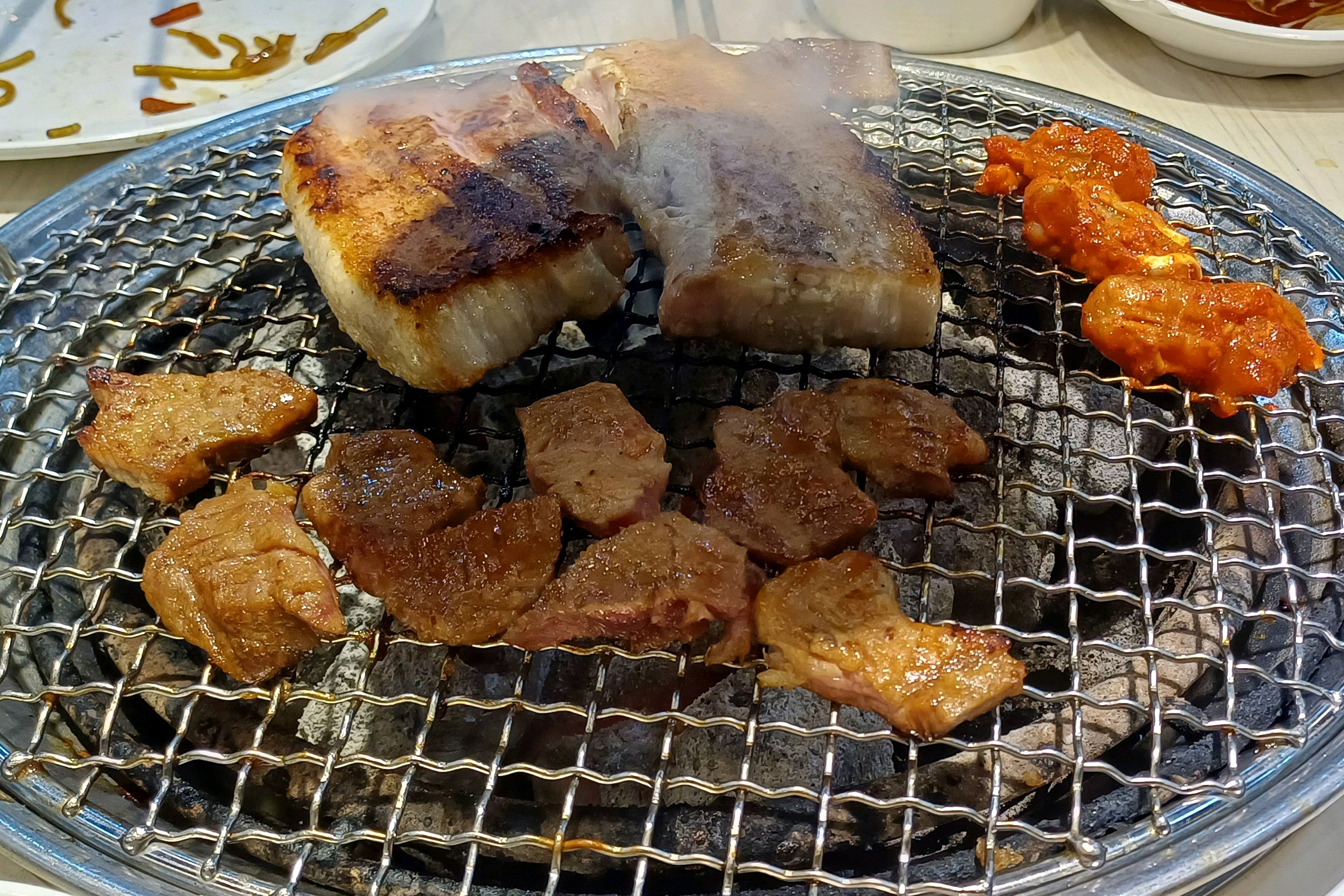 고기는 역시나 맛나욤~~~ 근데 진짜 환기가 안되서 그런지 공기는 뿌옇고 넘넘 정신없고