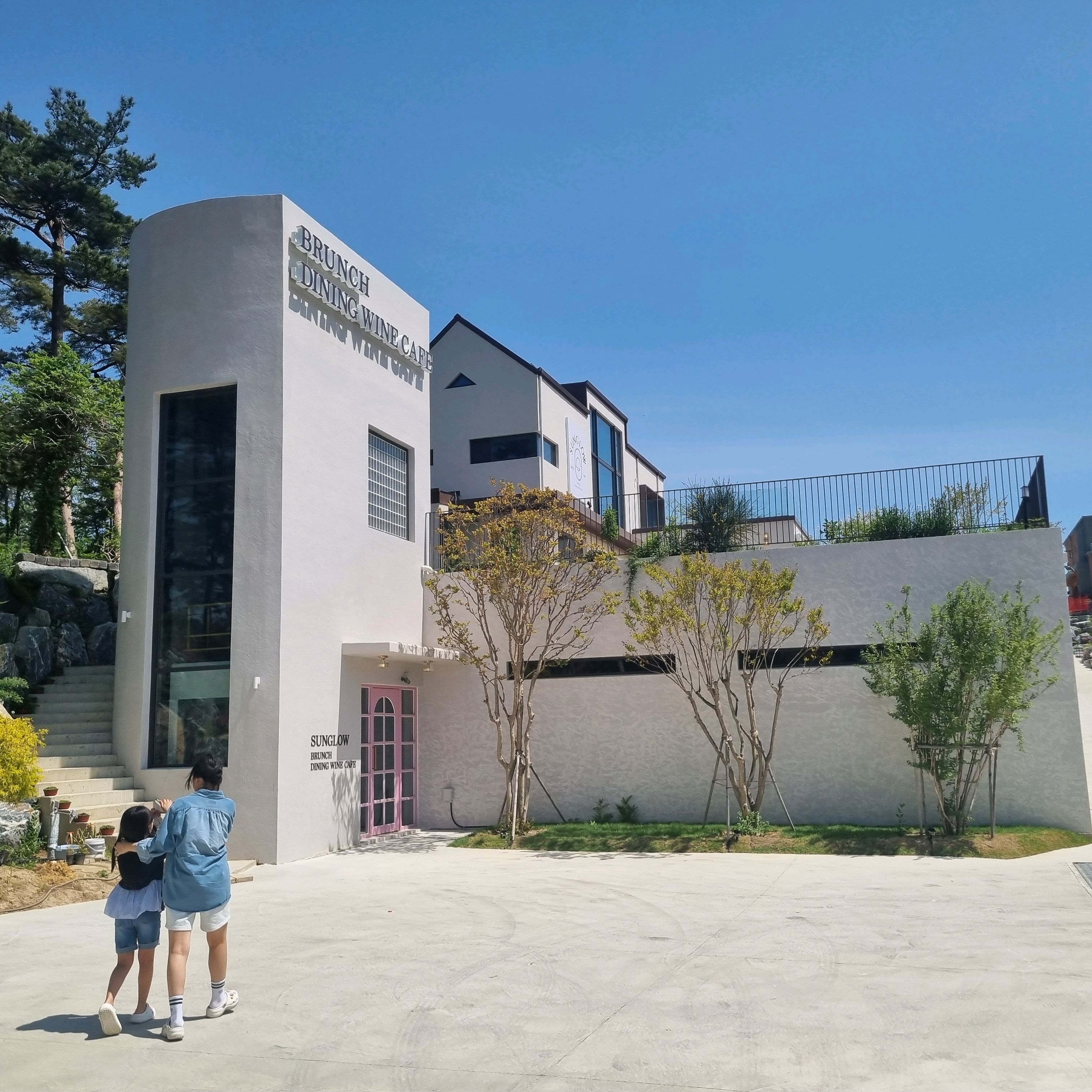 썬글로우 대박입니다!브런치메뉴구성이 수제스프,잔치국수 먼저나오고 브런치 플레이트나오는데~김