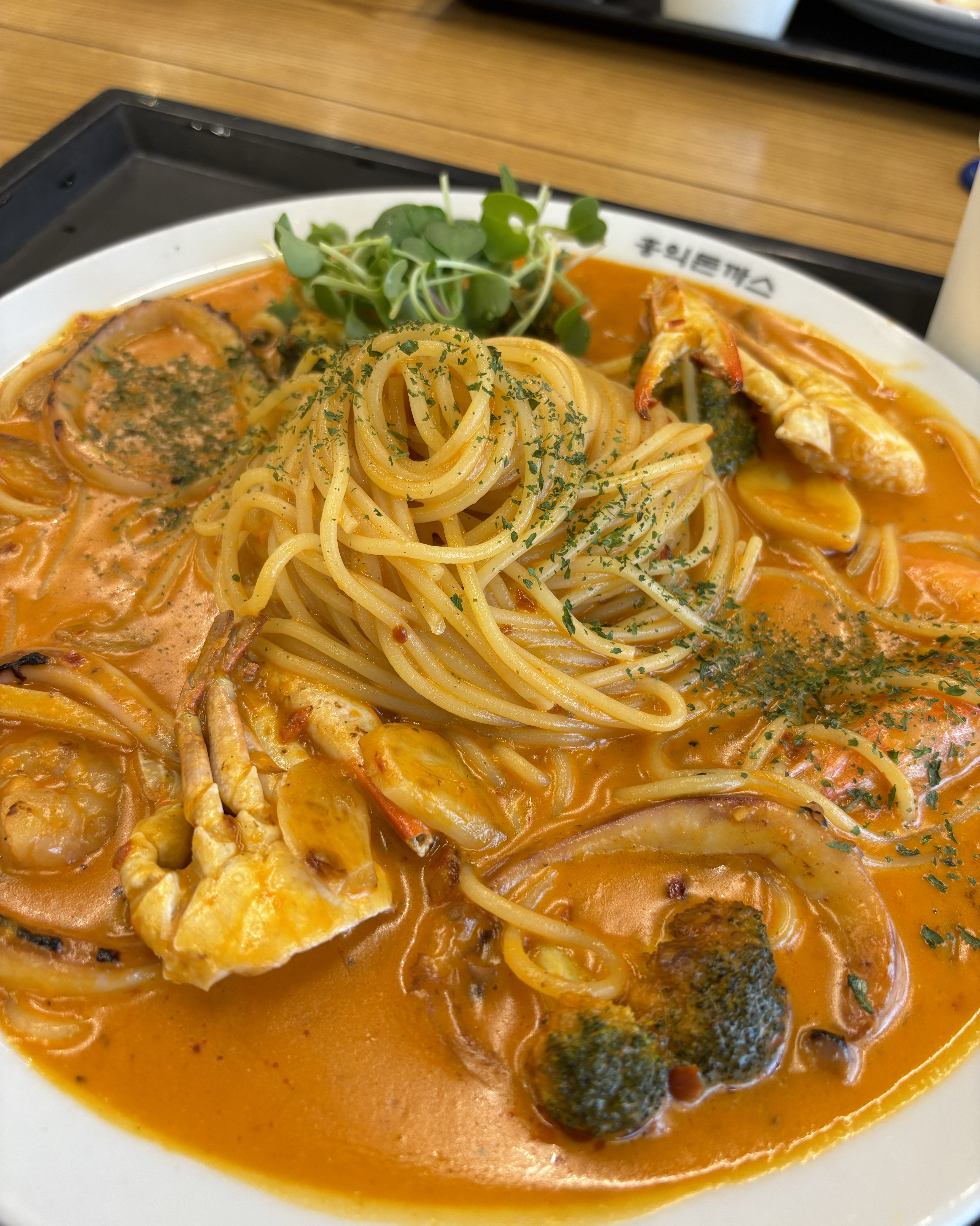 로제파스타는 제 입맛에 너무 매웠어요ㅠㅠ 근데 해산물은 신선하고 맛있긴했어요~!! 모듬까스