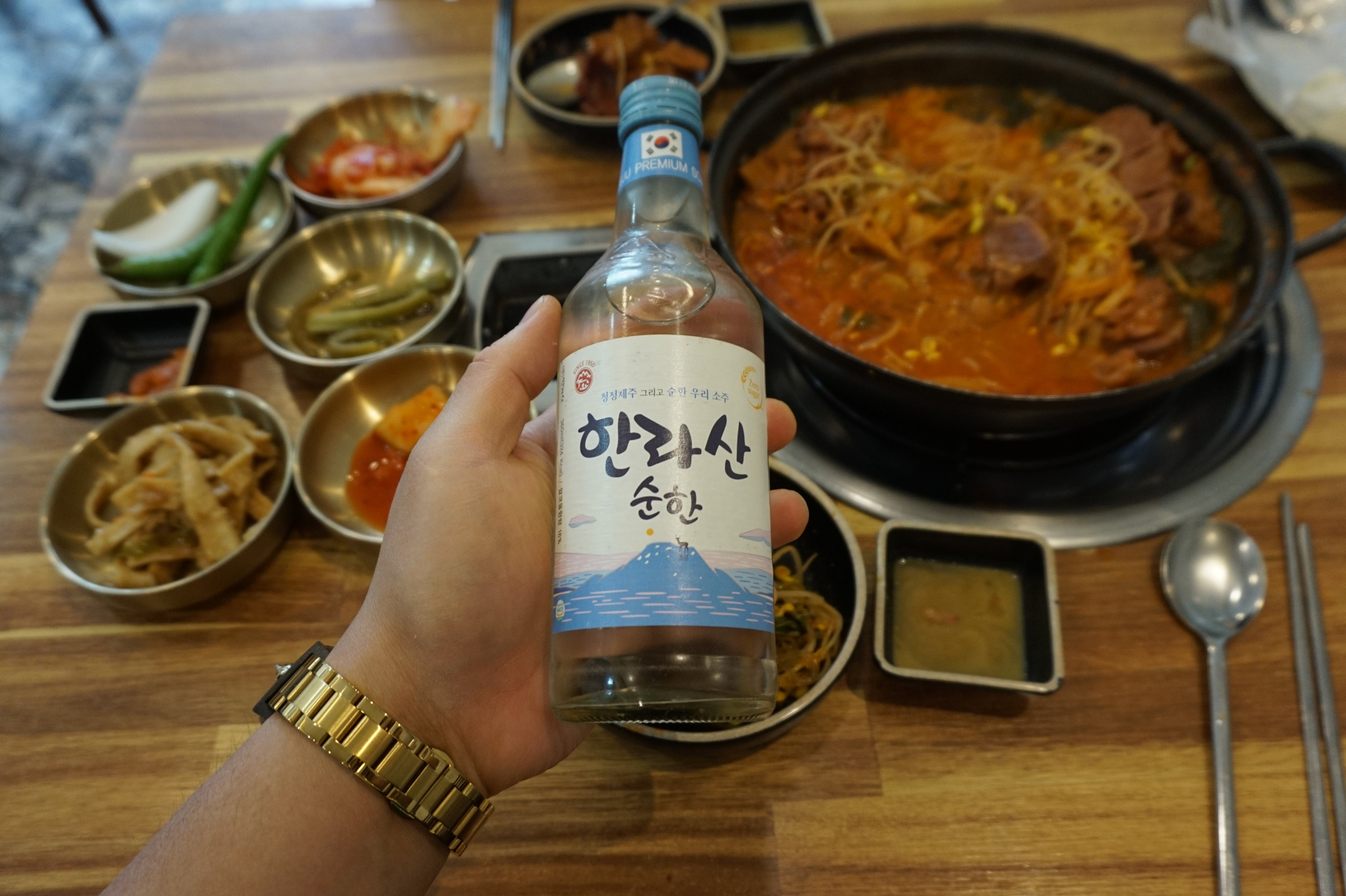 자국적이지 않고 깔끔한 느낌의 감자탕집 - 제주 맛집 24시제주해장국