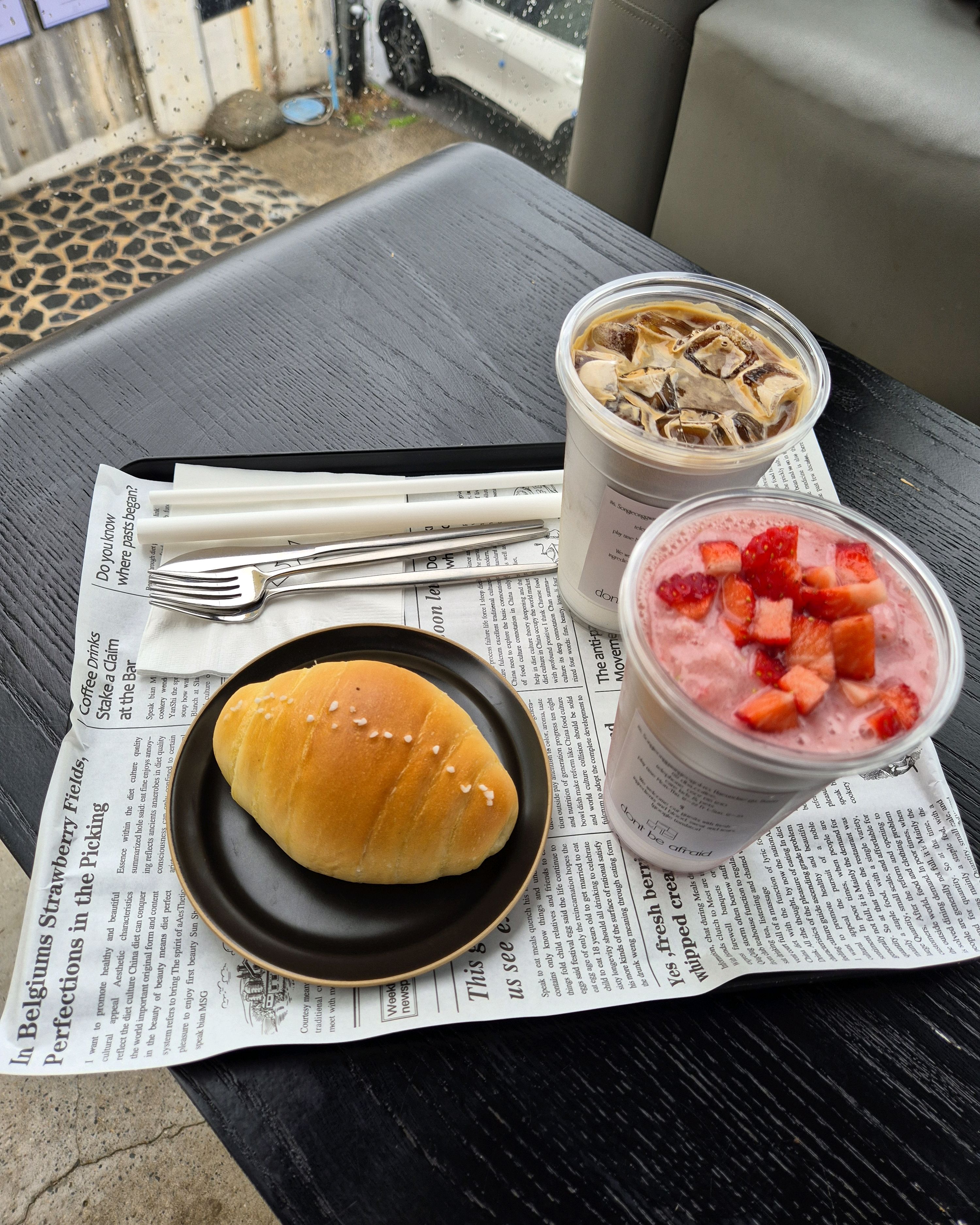 바닐라빈 라떼가 진짜 너무 맛있고 소금빵도 따뜻하게 데워주시는데 너무 맛있게 먹었습니다.