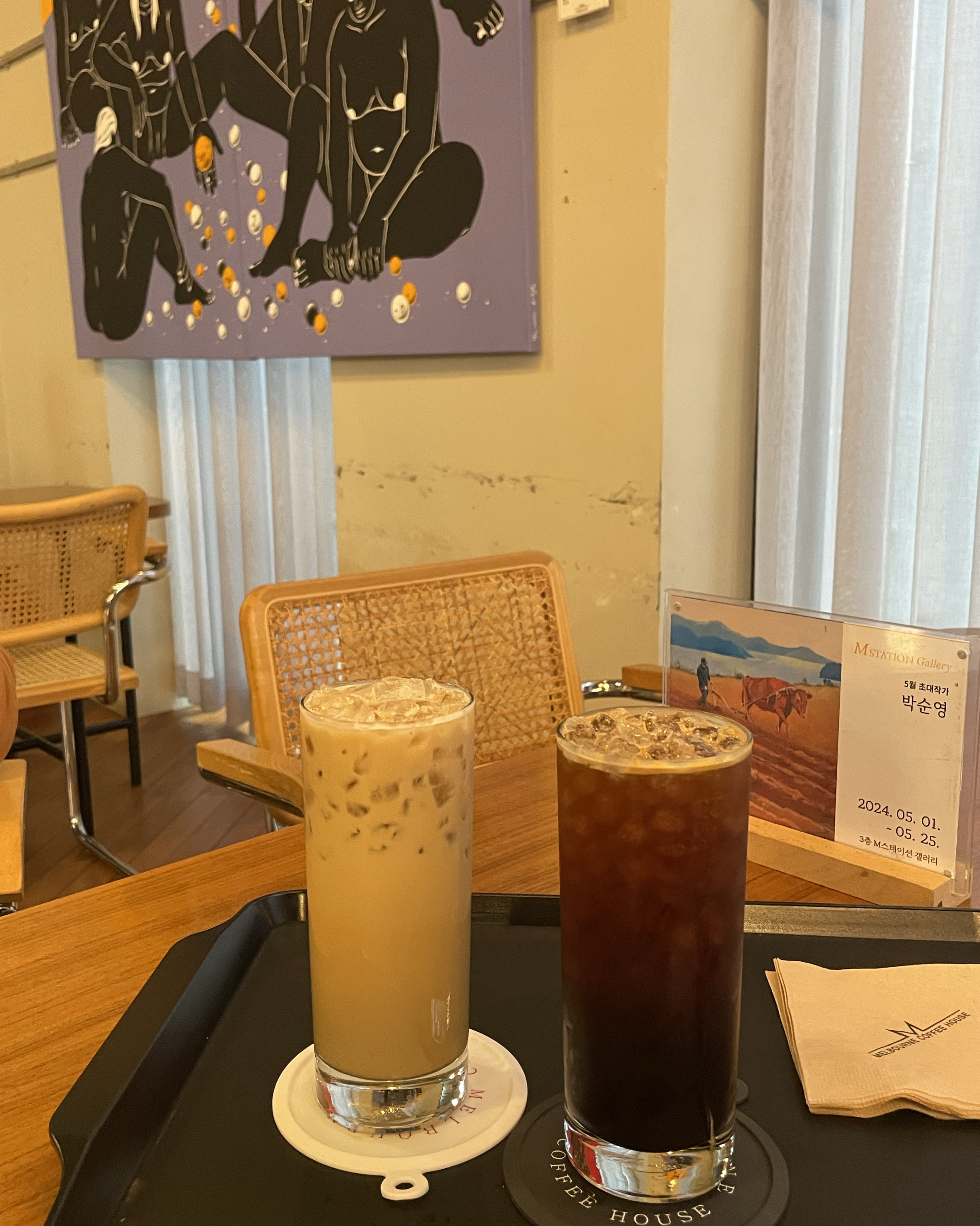 매장이 깔끔하고 넓직하니 분위기 좋더라구용 ! 커피 맛두 넘 좋았습니다! 바닐라라떼는 살짝