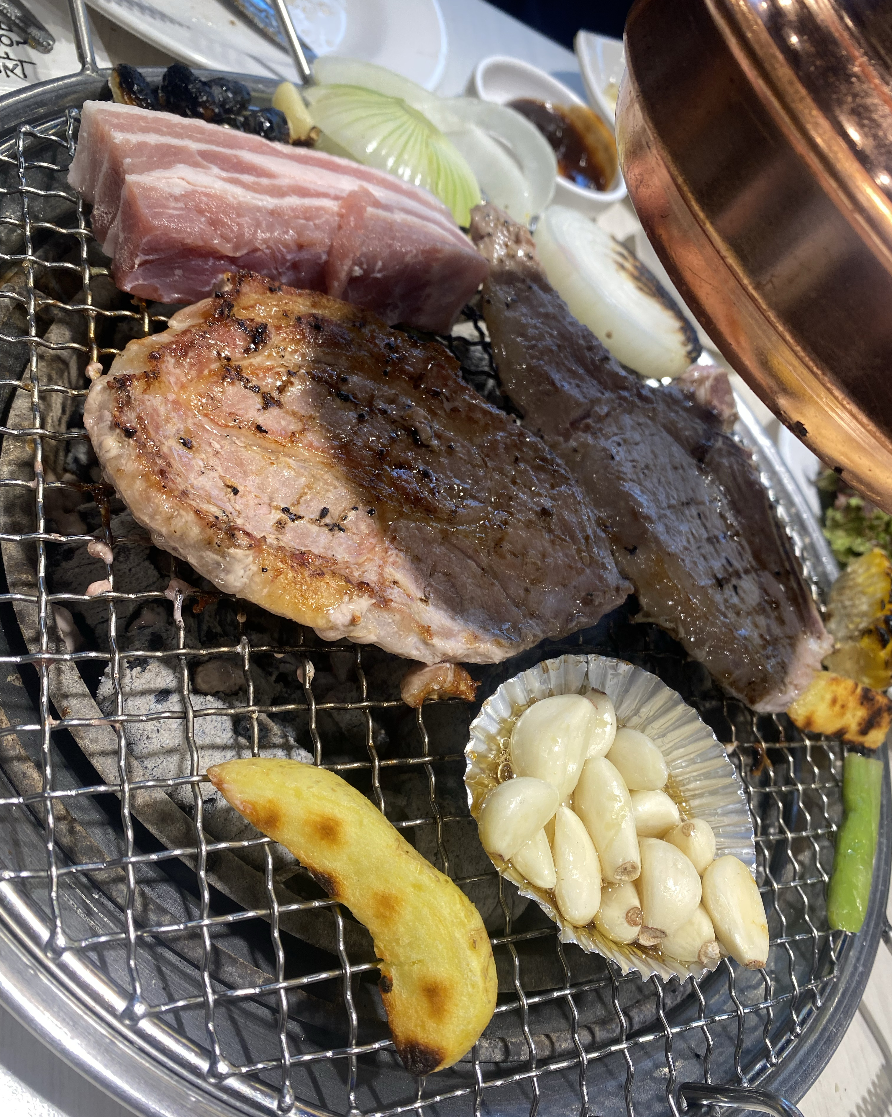 새로 나온 스테이크 정말 맜있어서 여러번 가져다 먹었어요. 메인은 양념갈비인데 스테이크도