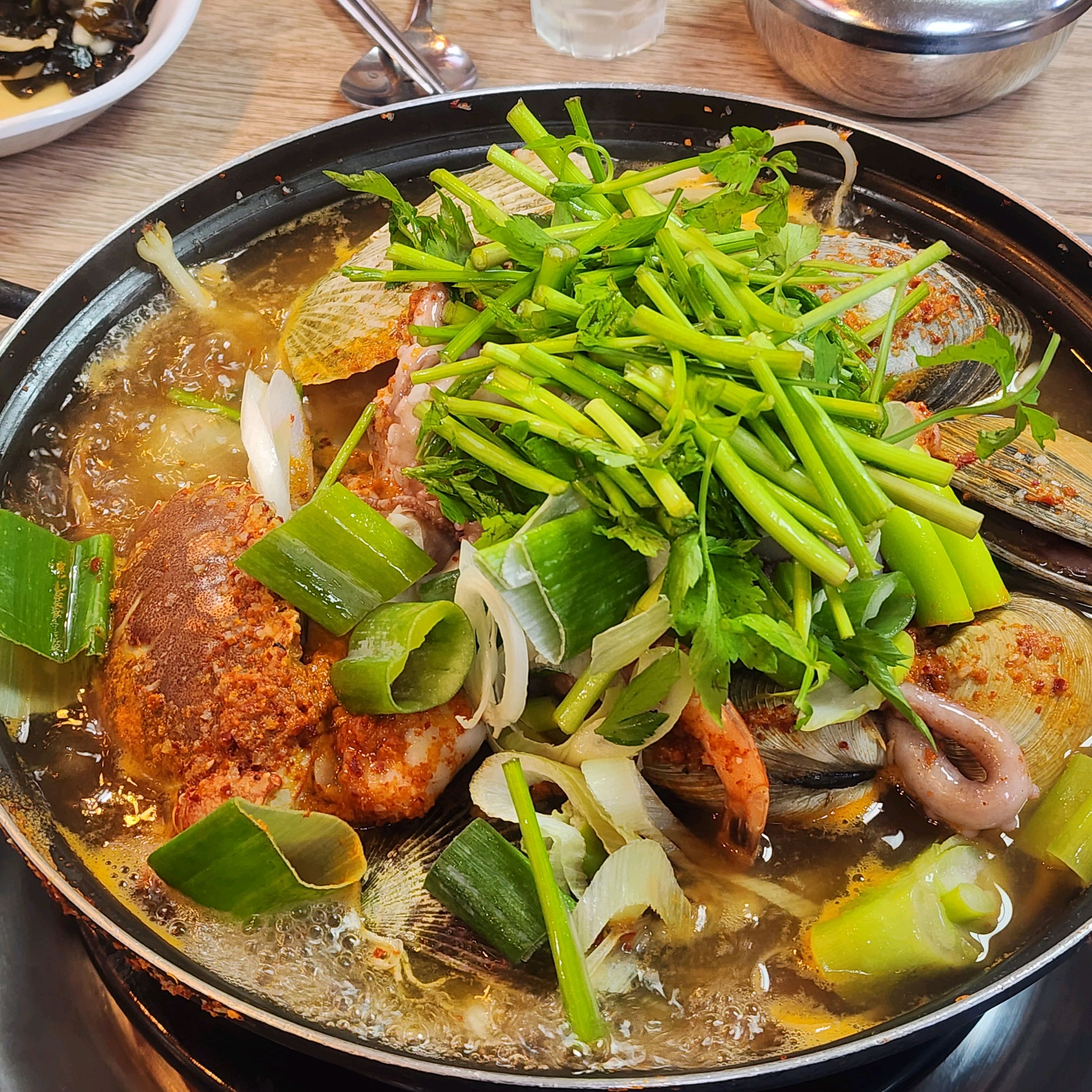 네이버에 송정해수욕장 맛집을 검색하면 나오는 식당들..대부분, 리뷰를 믿기 힘들 그런 집들
