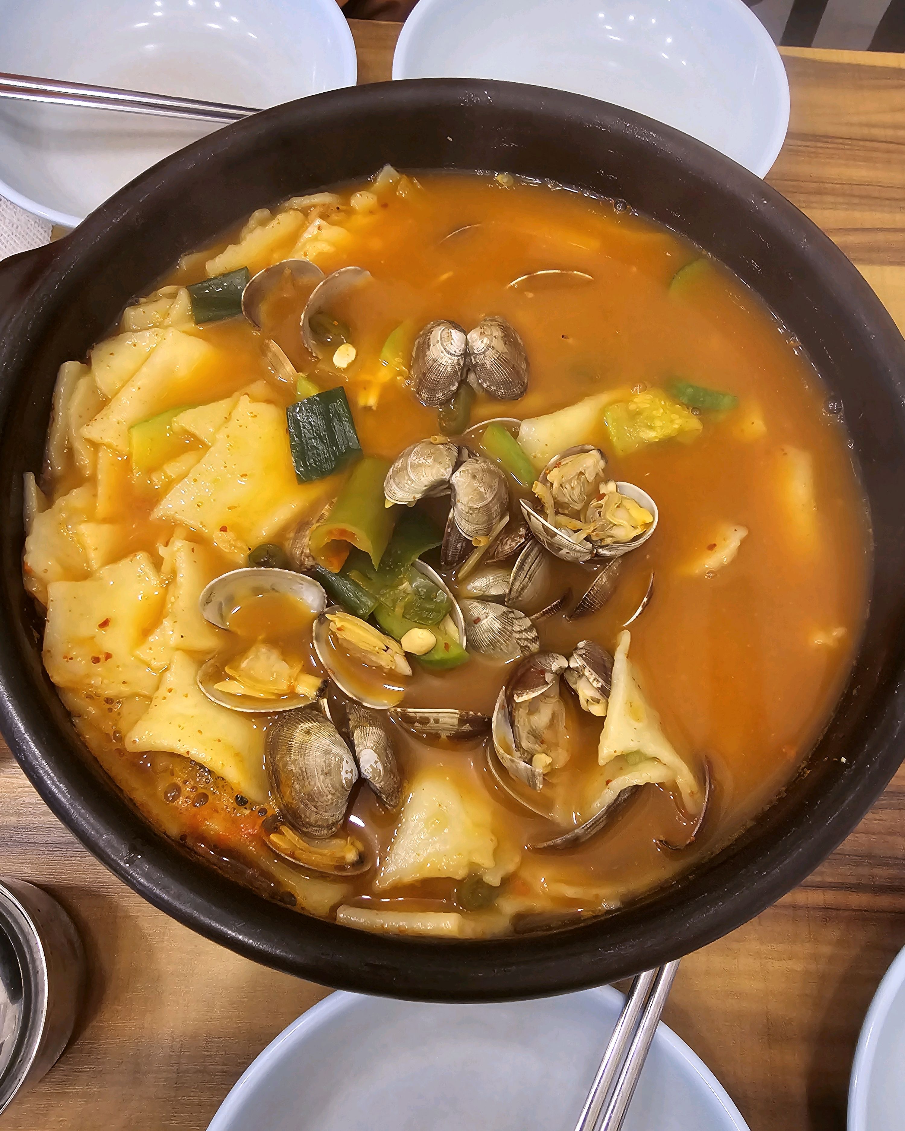 수제비는 맛있게 먹었는데 오늘 바지락은 아닌걸로 해감이 덜 되어 지근지근 하네요 - 천호동 맛집 이가네바지락칼국수