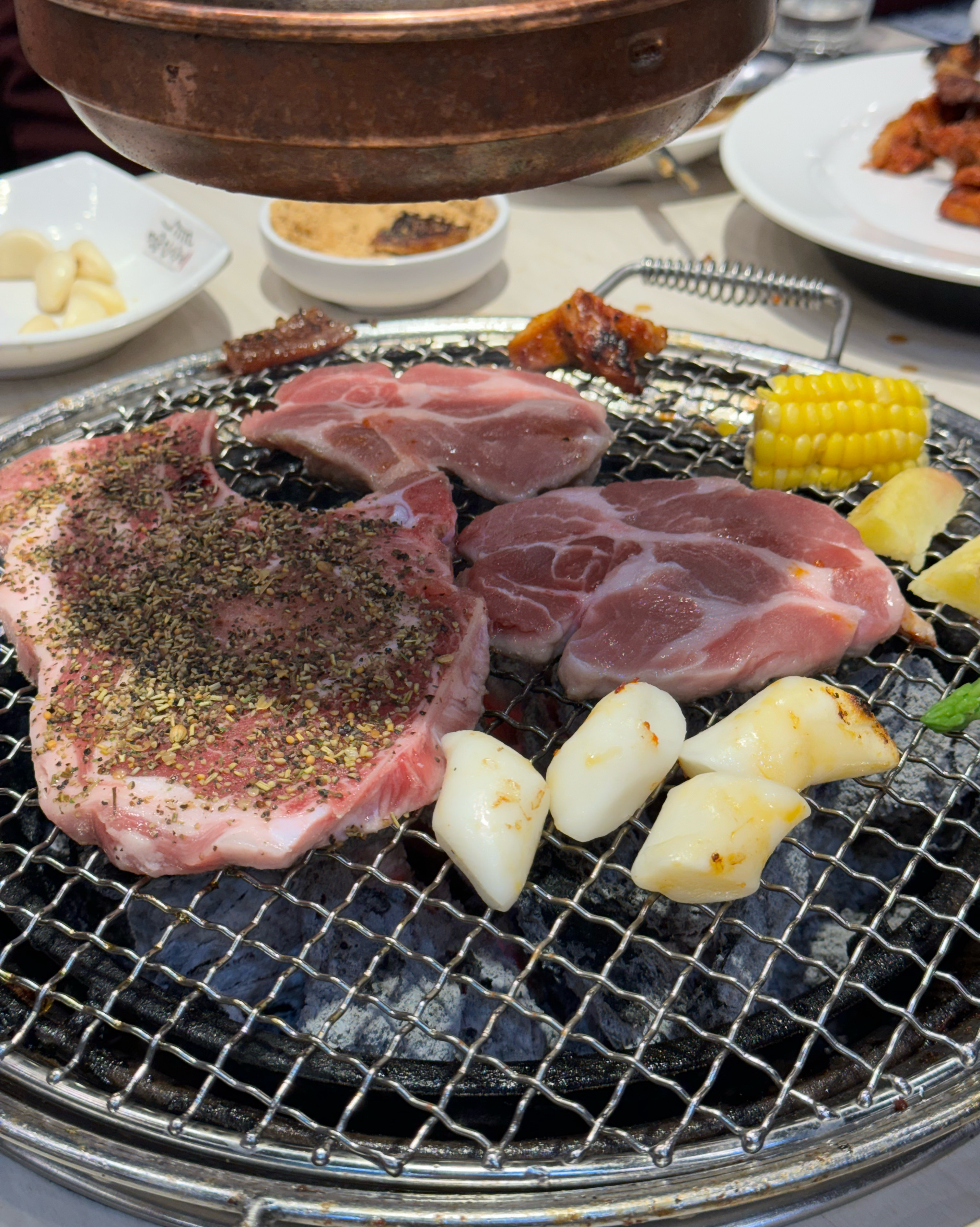 가게 테이블 구조가 널널해서 무한리필 집인데도 동선 이동 편하고 연기가 적어요 - 관악역 맛집 명륜진사갈비 안양관악역점