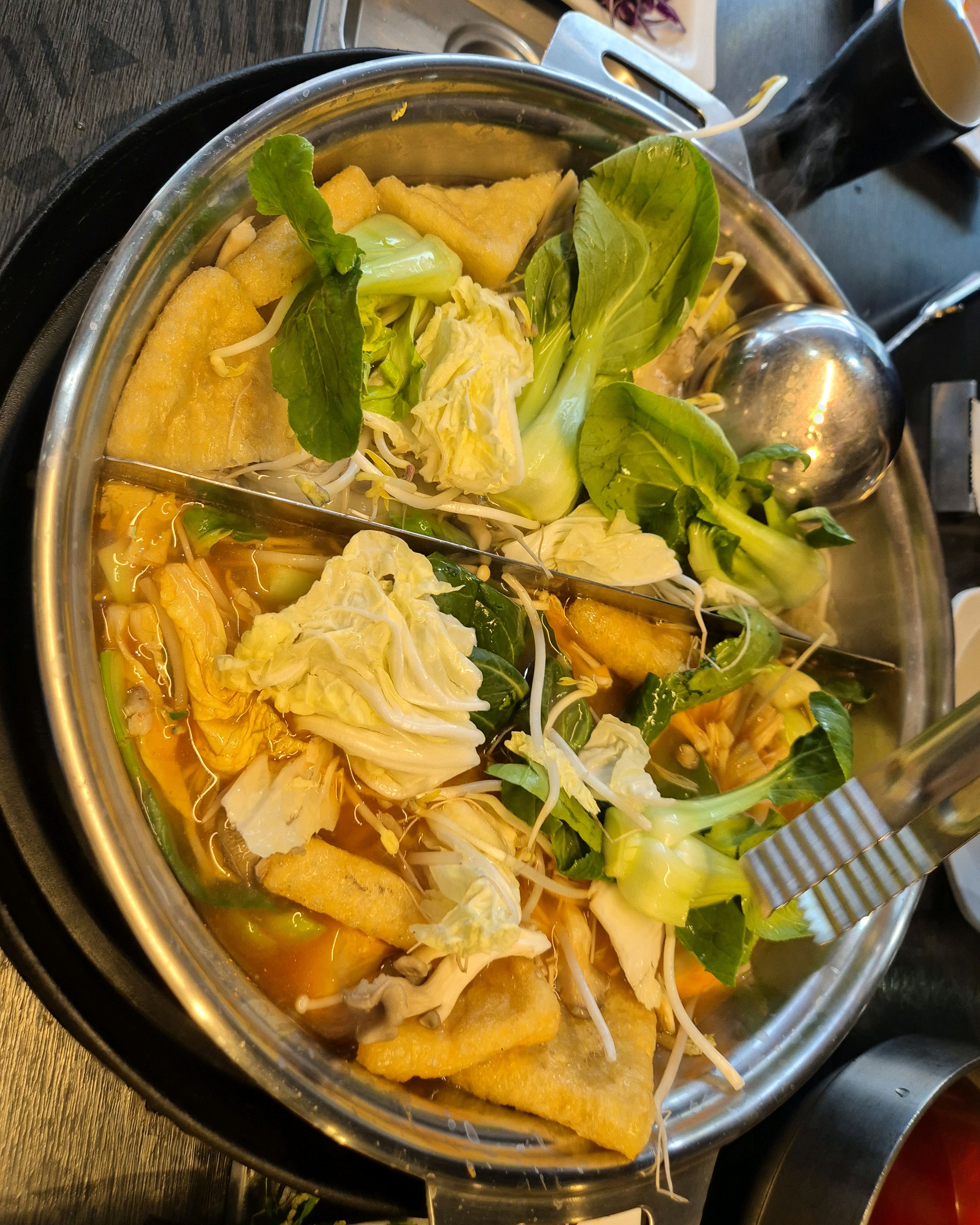 육수를 반반으로 먹었는데 매콤한맛과 구수한맛동시에 즐길수 있어 너무 좋고 재료들도 깔끔해서