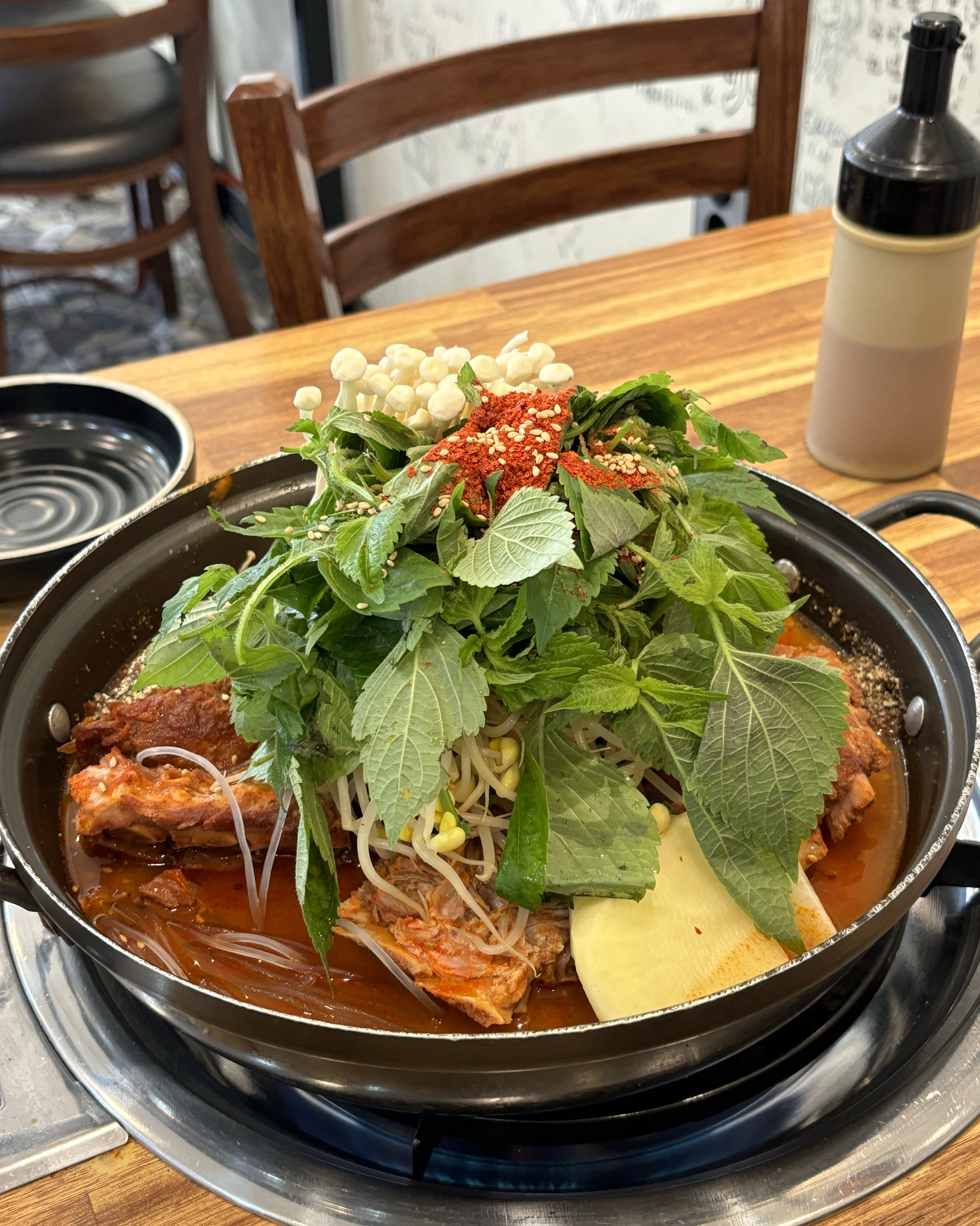 홀리홀리.. 감자탕 너무 맛있어요.. 아 진짜 죽입니다 꼭 한범드셔보세요!!! - 제주 맛집 24시제주해장국