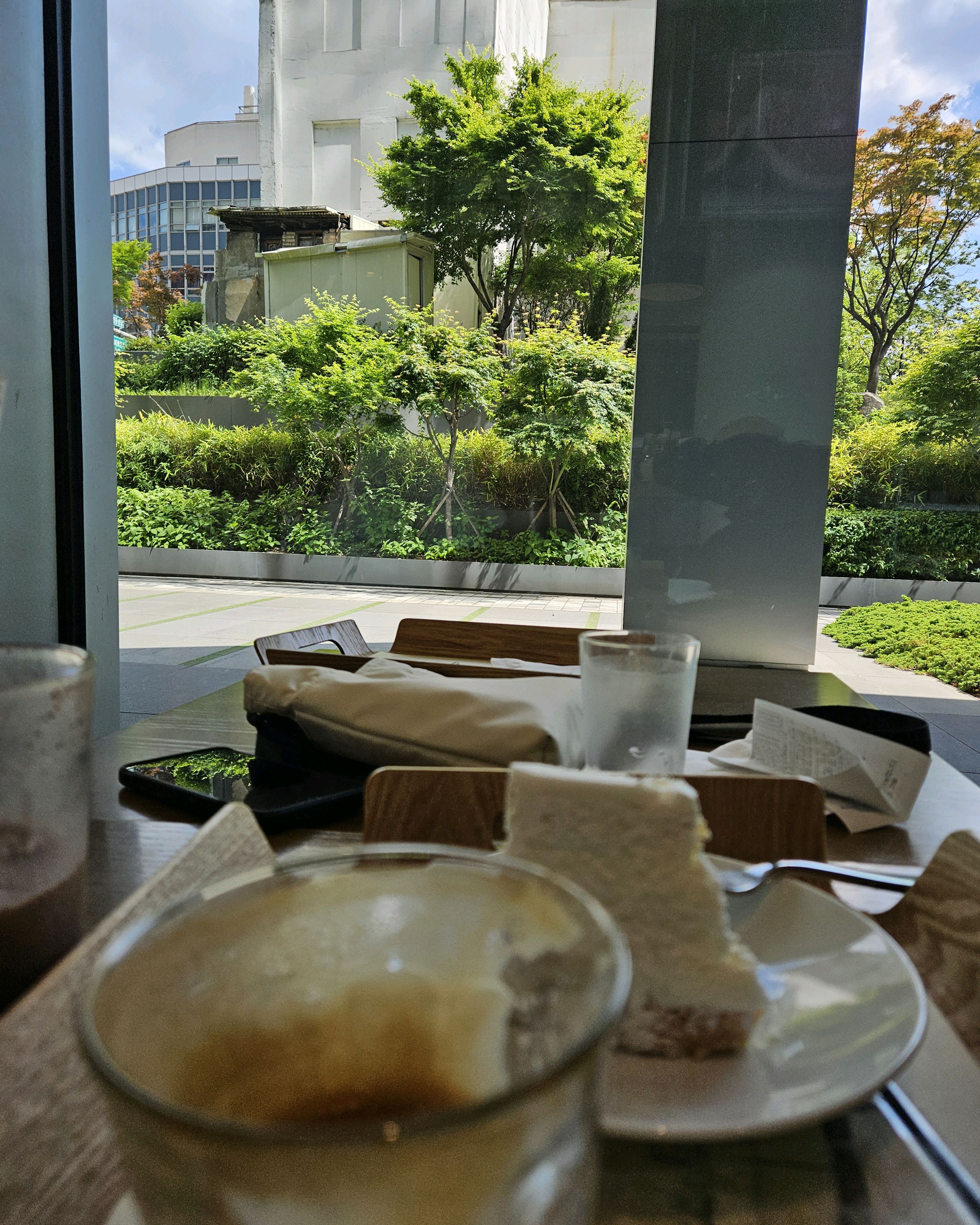 명동 한복판. .. - 명동 맛집 아티제 대신파이낸스센터점