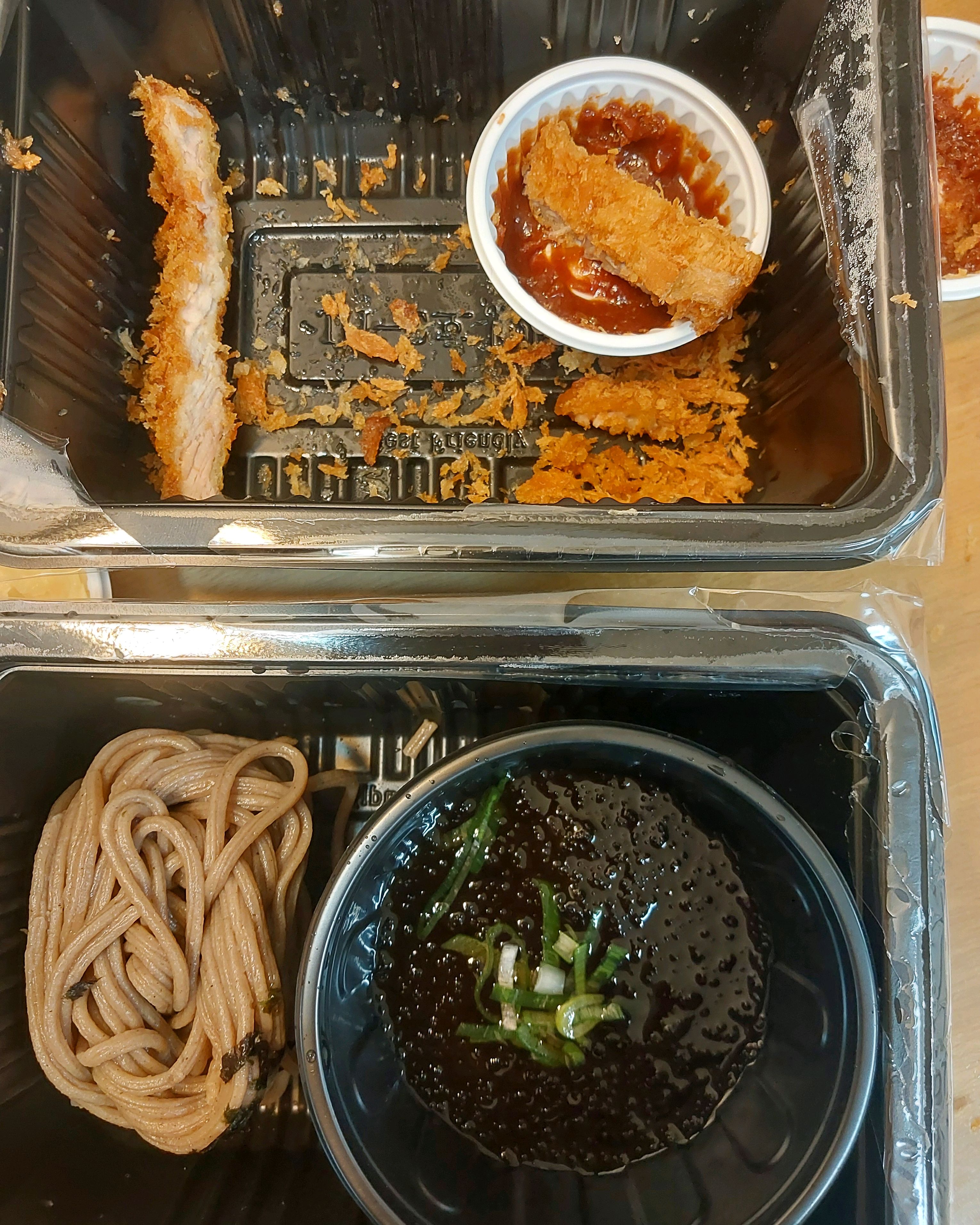 요즘은 삼동소바에 빠져있는 딸을 위해 포장해 왔습니다~ 깜빡 잊고 사진을 못찍어서 급멈춘
