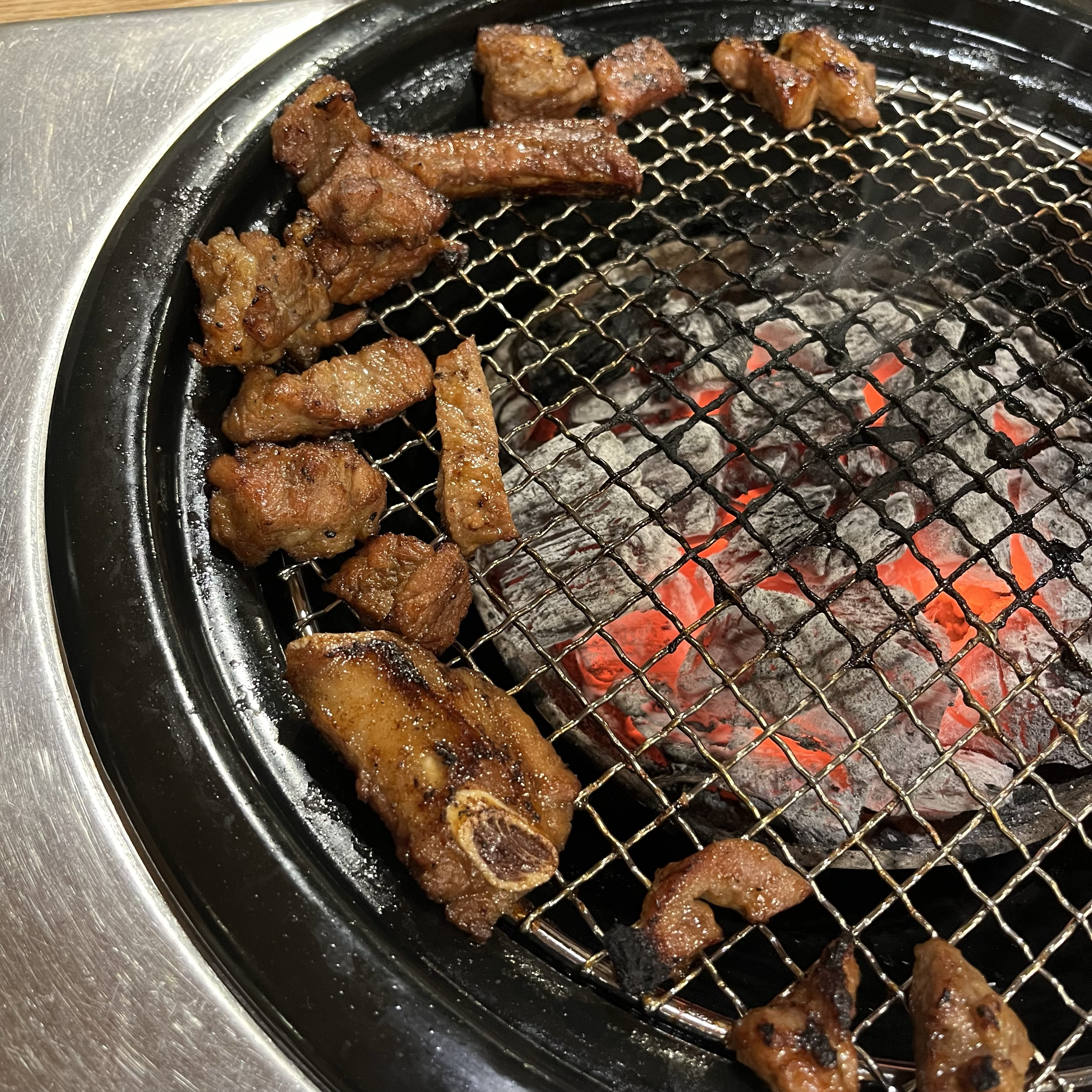 맛은 기본이고 친절하게 잘 구워주셔서 편하게 잘 먹었어요. 숯도 좋고 돼지갈비 촉촉하니 맛