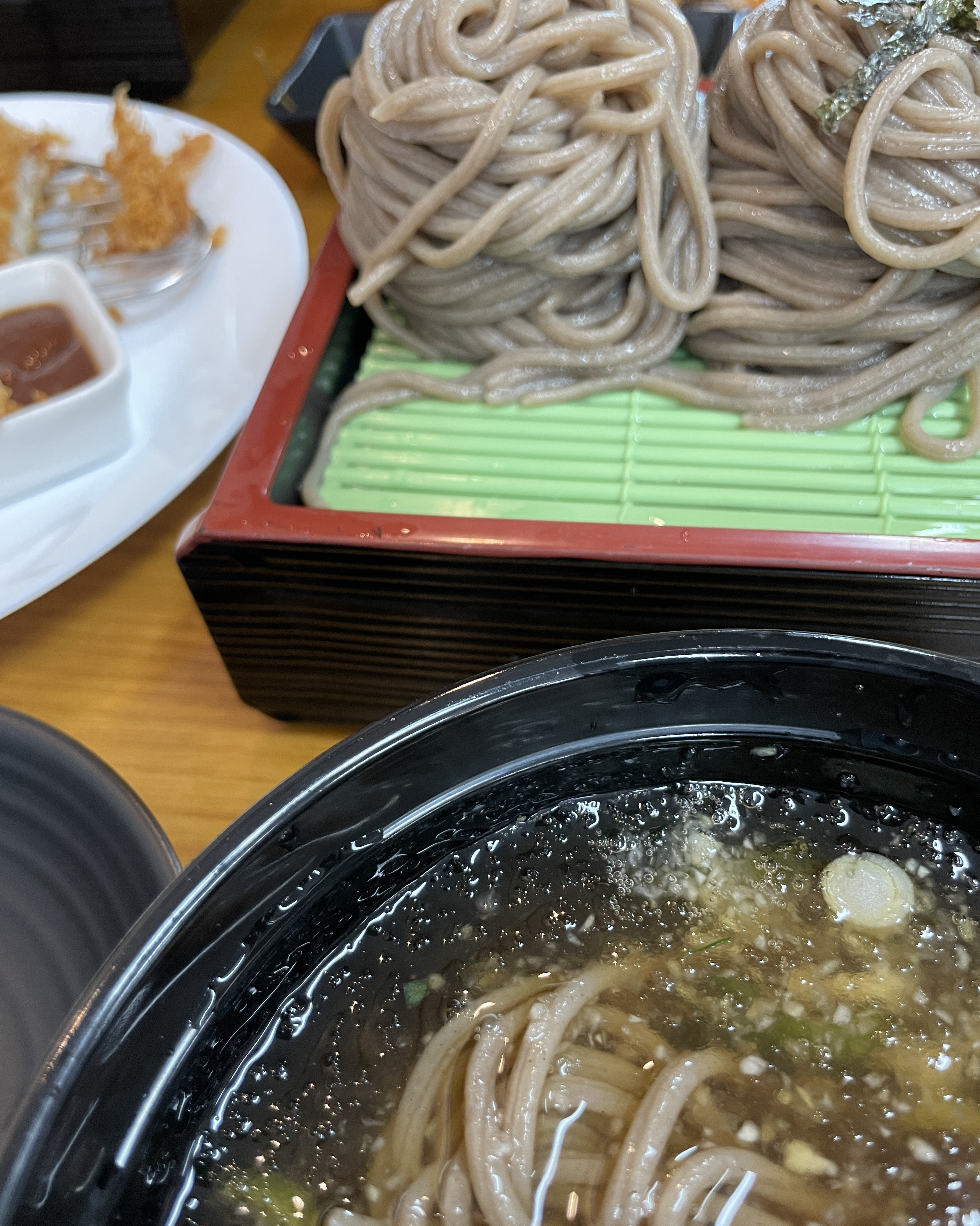 지나다닐때 항상 사람이 많길래 방문해 봤어요!! 음식은 맛이 있어요 ㅎㅎ 소바보다 돈까스가