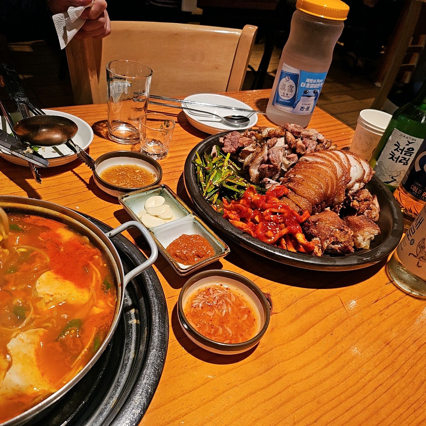 늘 웨이팅이 있는 집이지만 회전이 빠른지 그리 오래 웨이팅하지는 않아요. 기본 찌개도 좋고