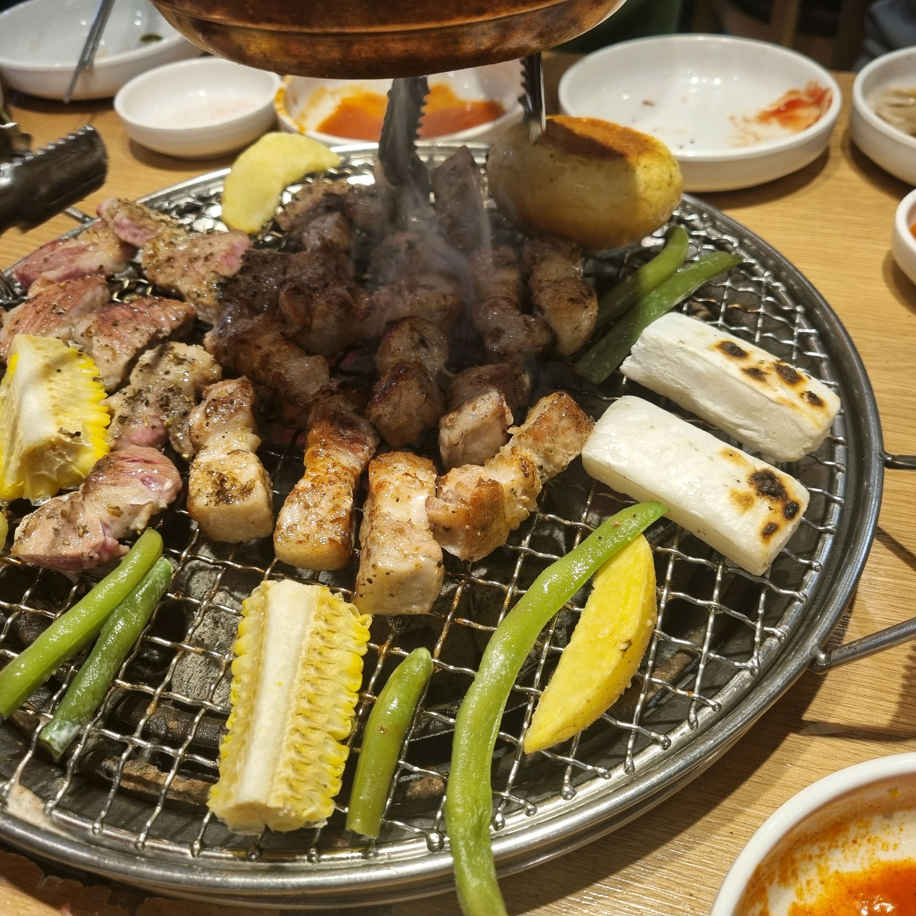 오랫만에 명륜진사갈비 방문~~ 옥수수와 아스파라거스가 생겼네요~~ 다양하게 먹을수있어 좋