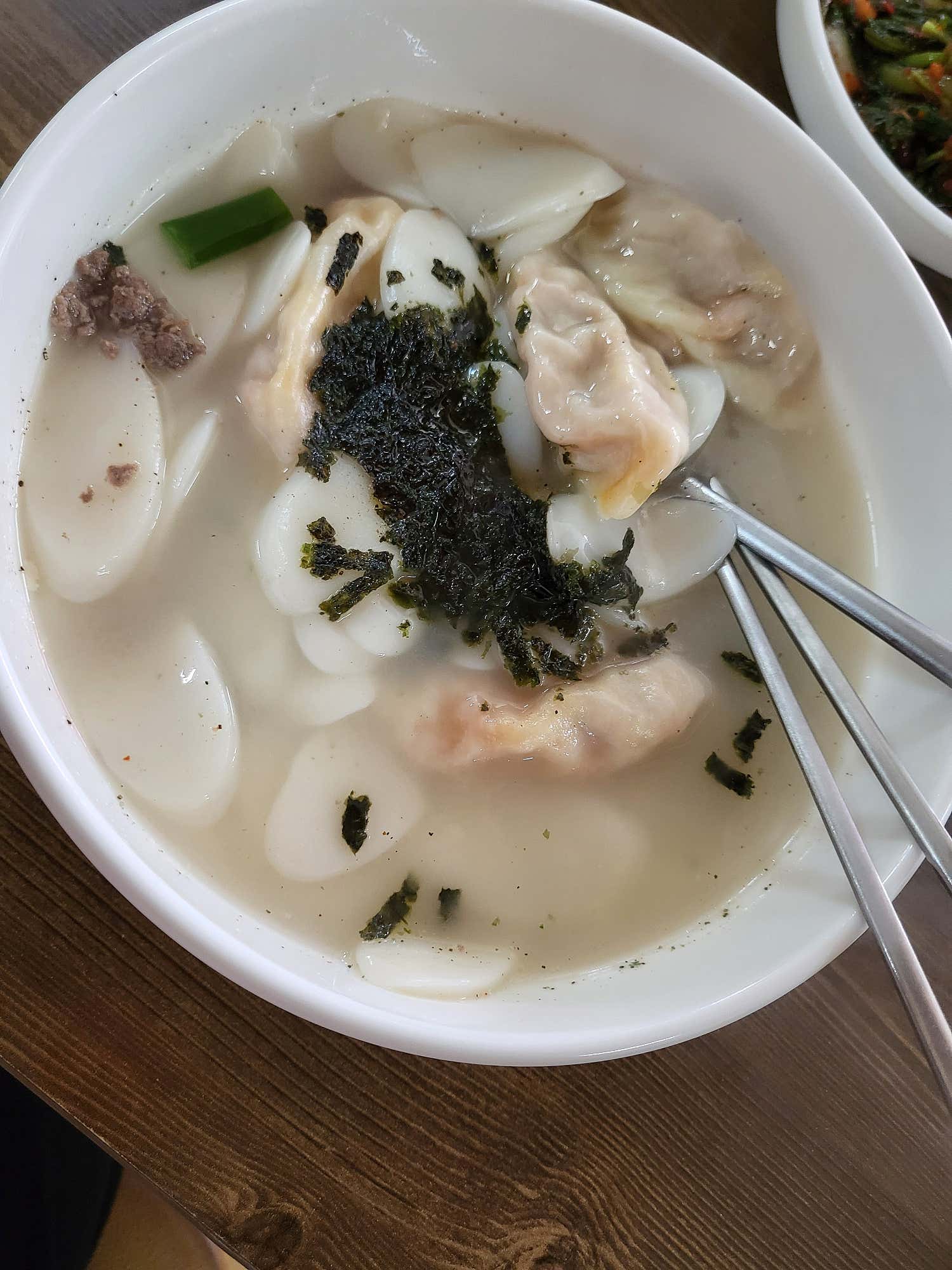 혜성분식의 속이 꽉 찬 만둣국