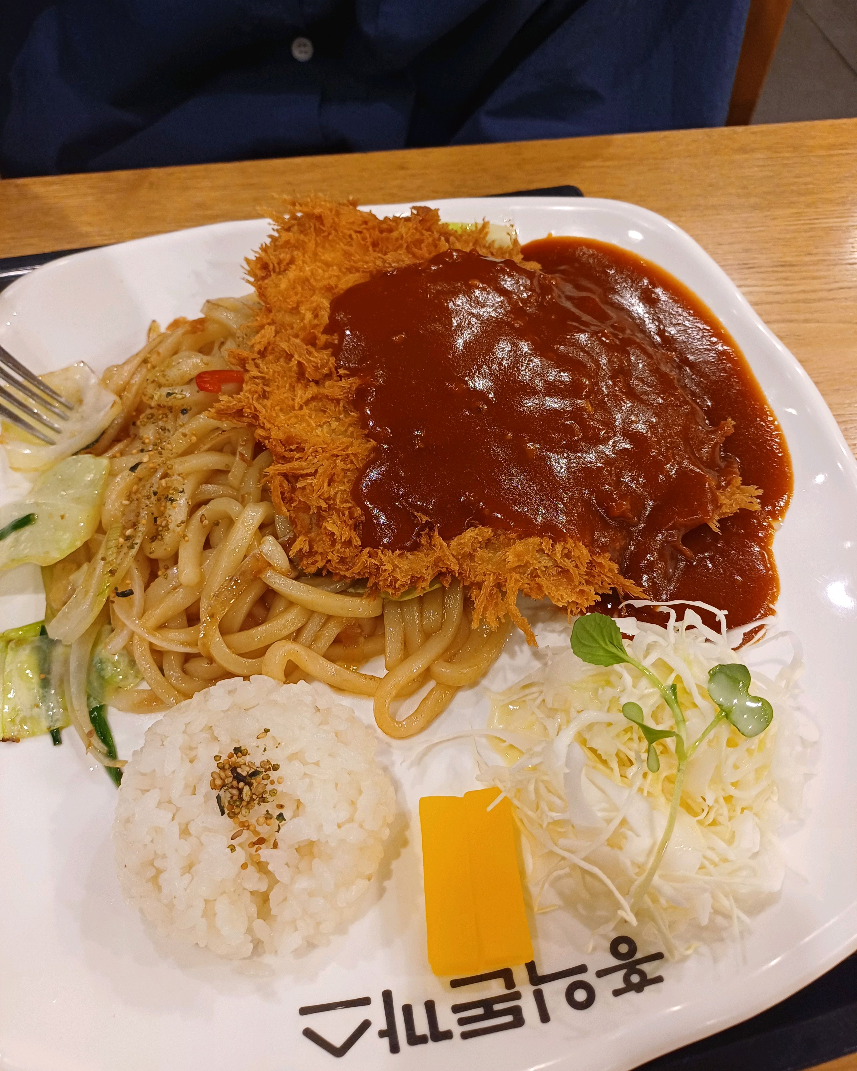 음식 맛있고 양도 넉넉해서 푸짐하게 먹었습니다! 매장도 넓고 주차도 편해서 즐거운 식사를