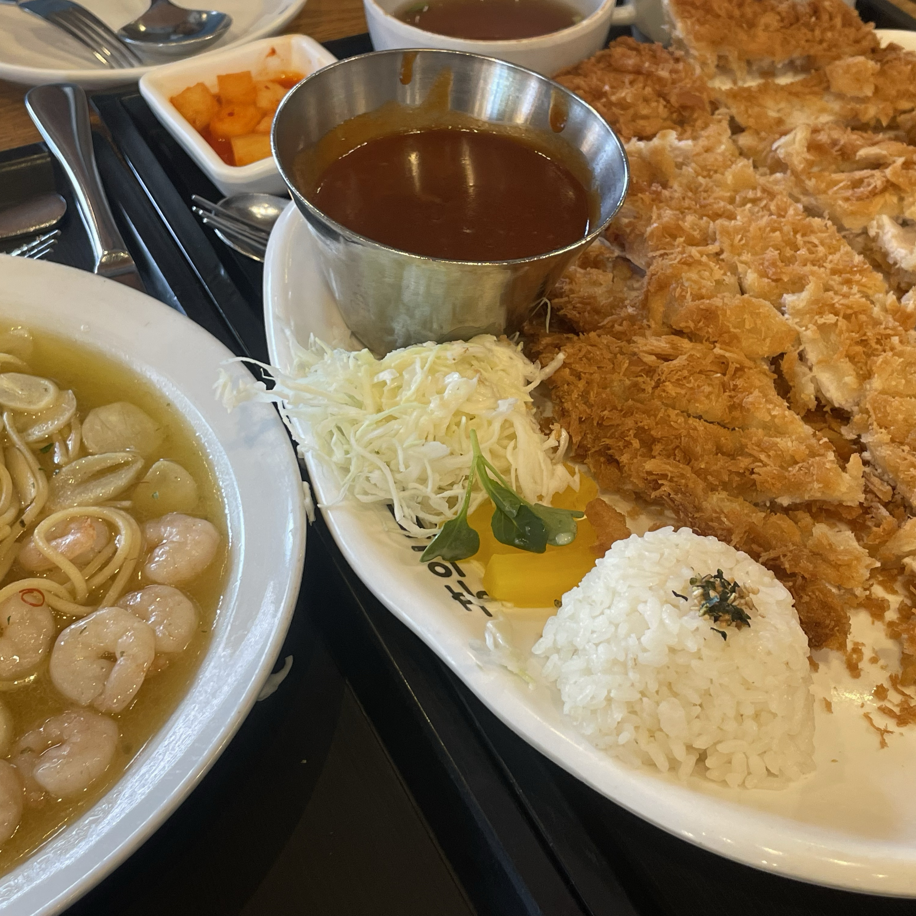 돈까스 너무 맛있어요!! 파스타랑 같이 시켜 먹었는데 파스타도 너무 맛있었어요 주말 오후에