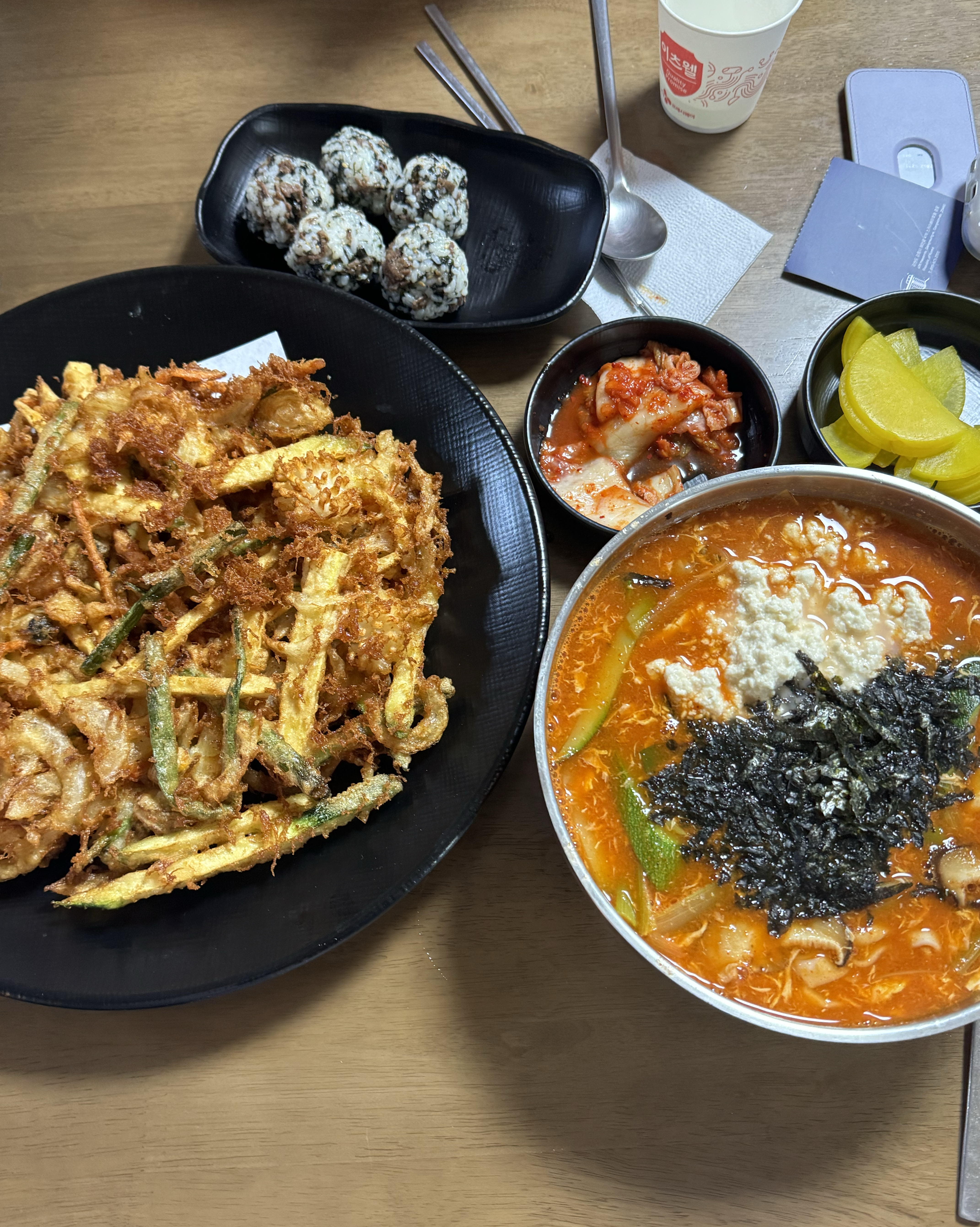 여자친구와 강릉여행왔는데 장칼국수 찾아보다가 왔어요 초당순두부장칼국수와 해물파전(콰뜨로)
