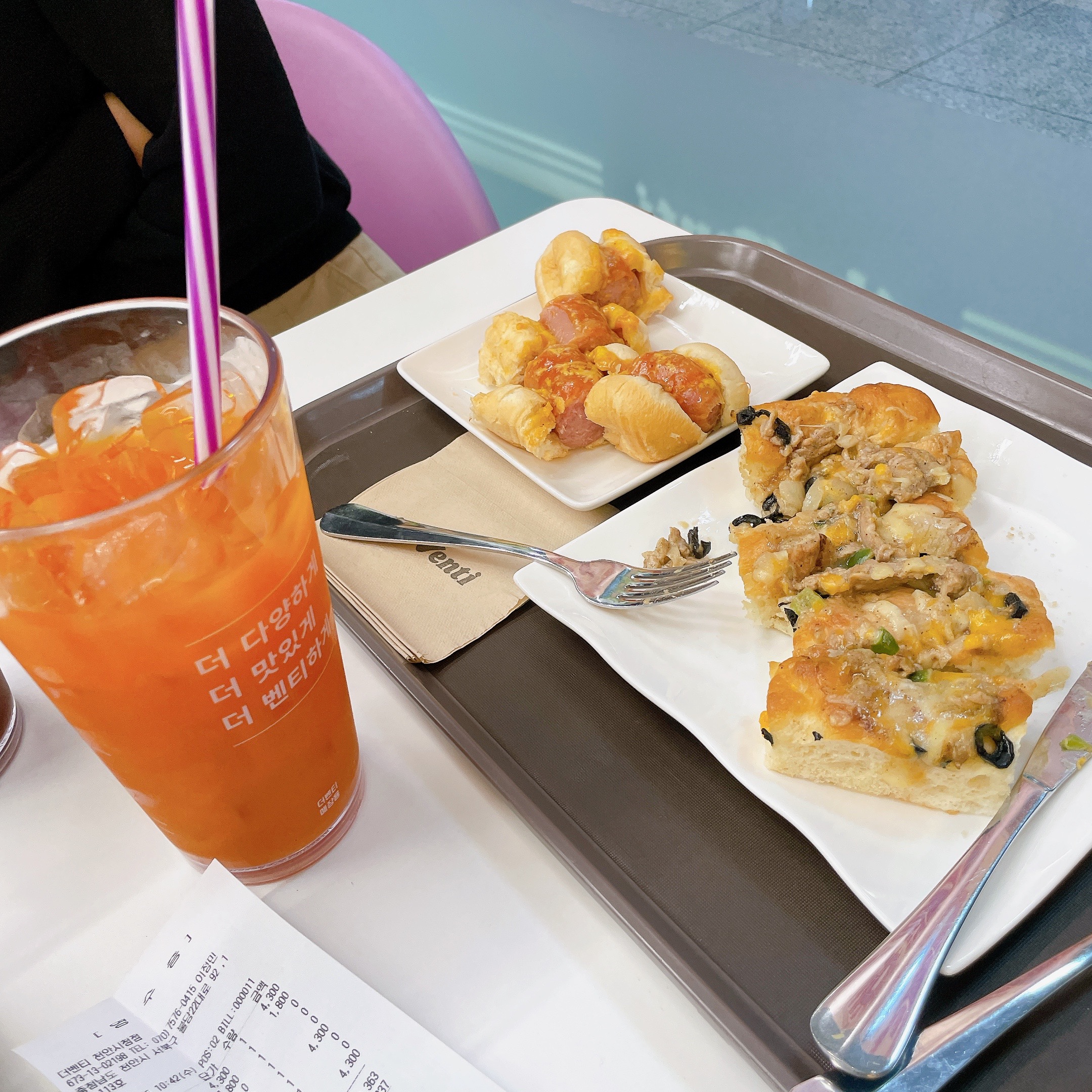 메뉴종류 많고 안쪽에 테이블있어서 가볍게 앉아서 마시고 가기 좋은데 맛은....ㅎ 냉동제품