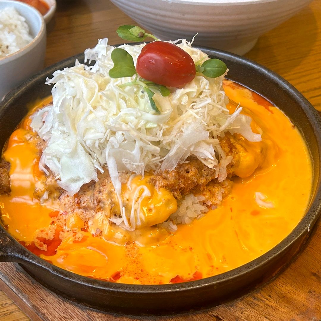더블치즈 돈까스 치즈향이가득하고 고기는 부드럽고 양도 많아요^^모듬까스는 여러가지 골고루