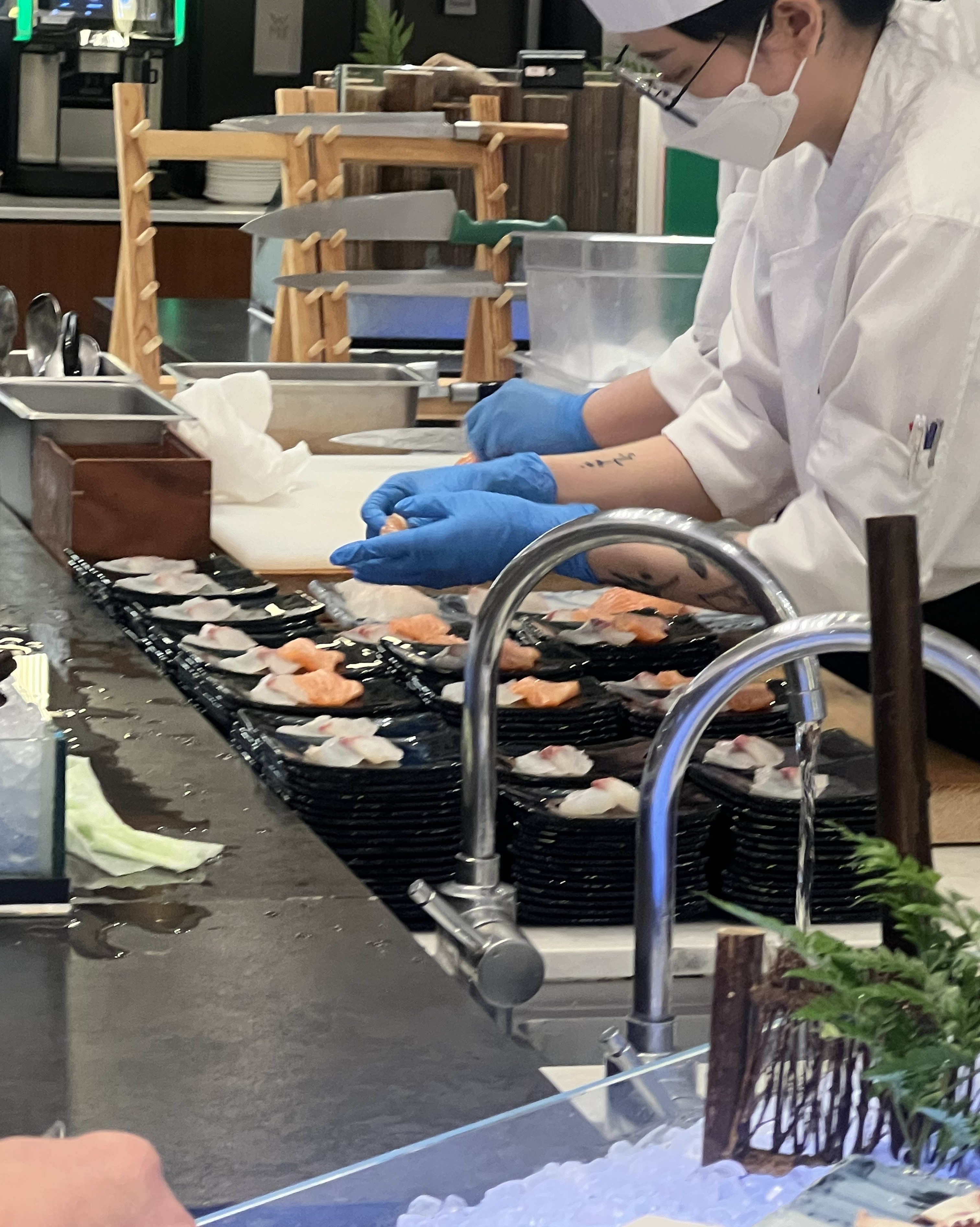 어버이날 외식으로 런치뷔페 방문했어요. 연어와 광어회등 횟감이 매우 훌륭합니다. 전복과 소