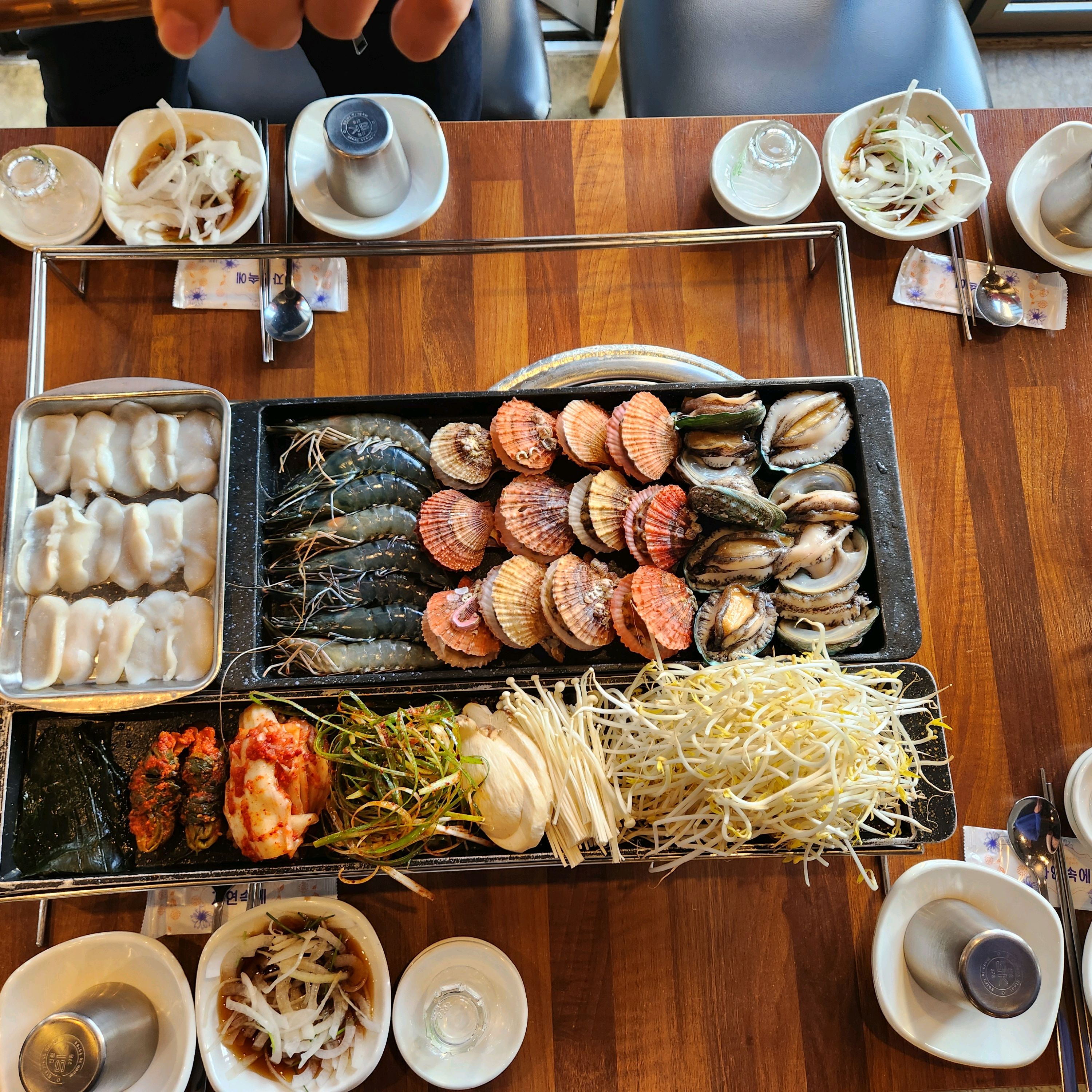 일단 기본 가끔씩 들리지만 사장님이랑 직원분들이 정말정말 너무 친절하세요. 서비스도 확실하