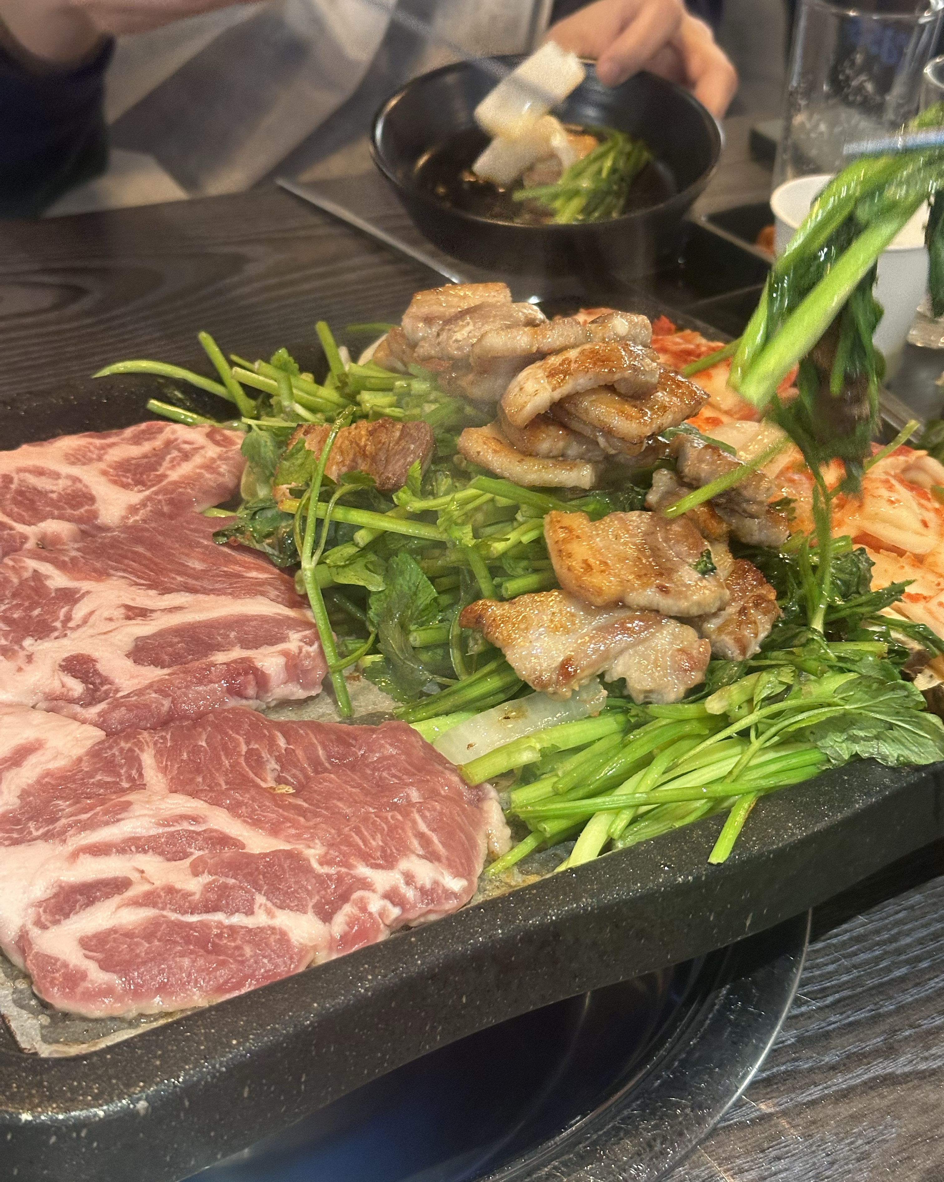 제 최애 미나리 삼겹살 집입니다.. 적당한 두께의 고기에 원없이 올려주시는 미나리며 적당한