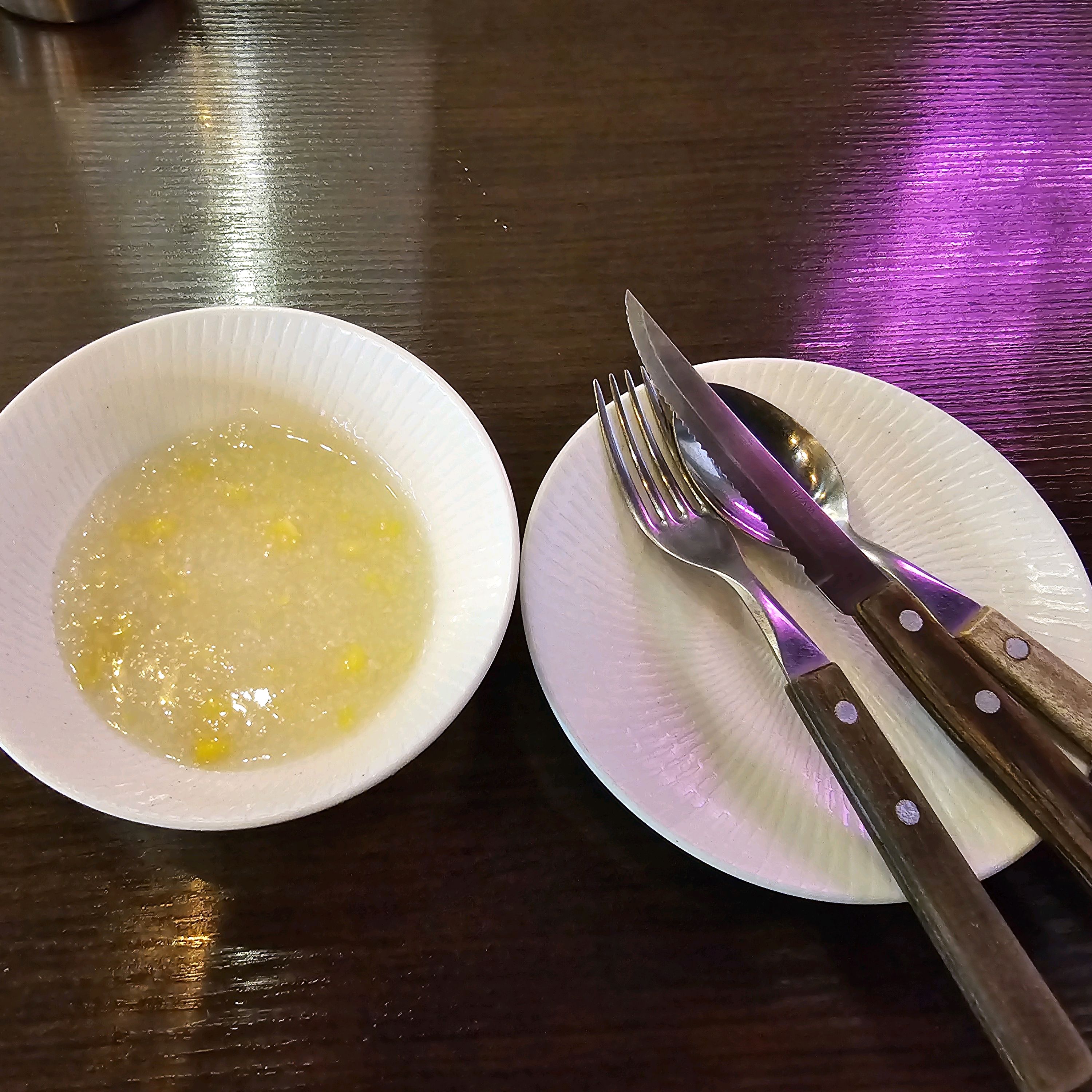 숙주 돈가스 몹시 맛있어요.두꺼운데 속까지 완벽하게 익었고, 겉은 바삭하고 맛있는데. 숙주