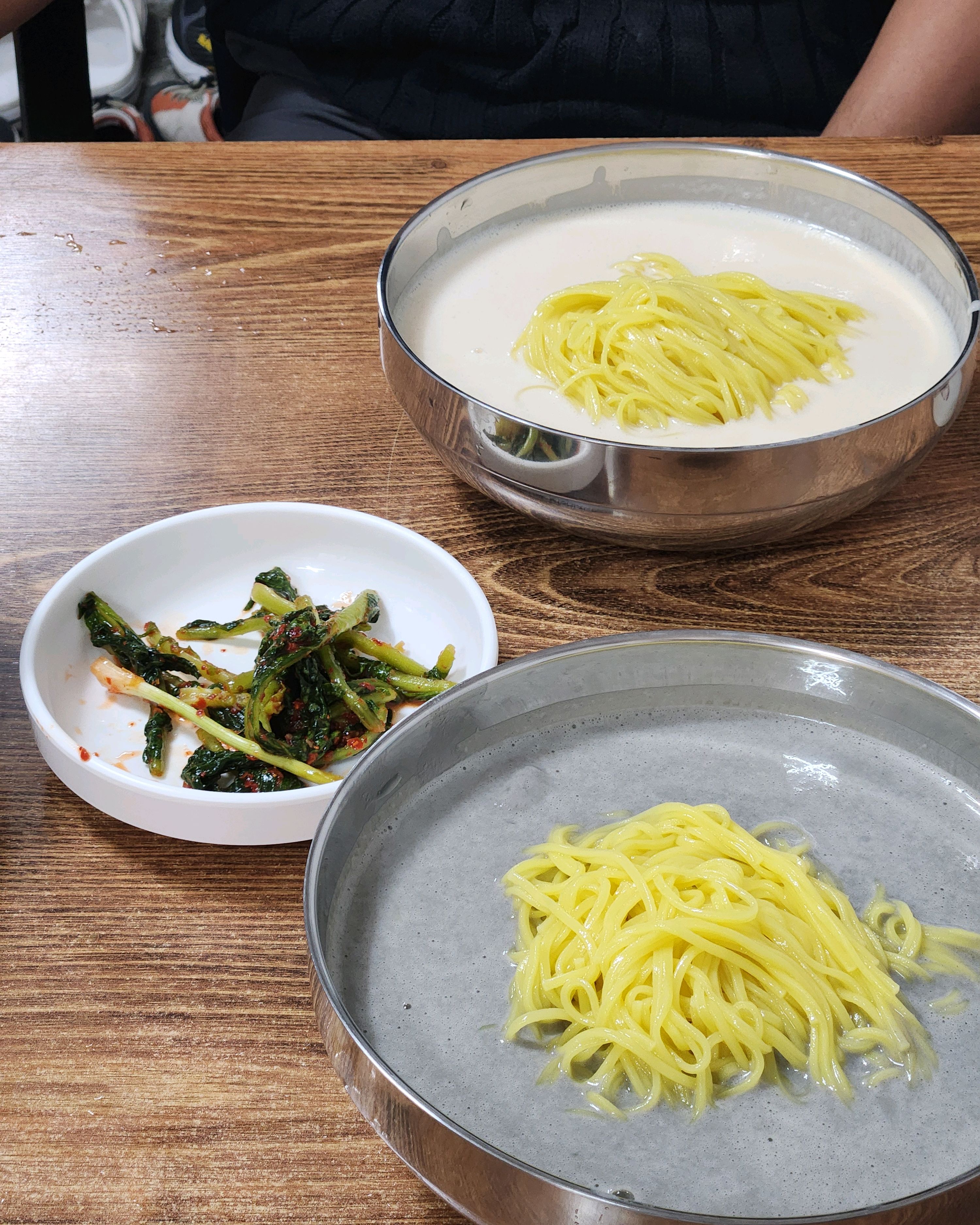 음 저는 잘 모르겠어요. 검은콩국수 먹었는데 국물이 부드럽긴한데 고소한맛이 안느껴지더라구요