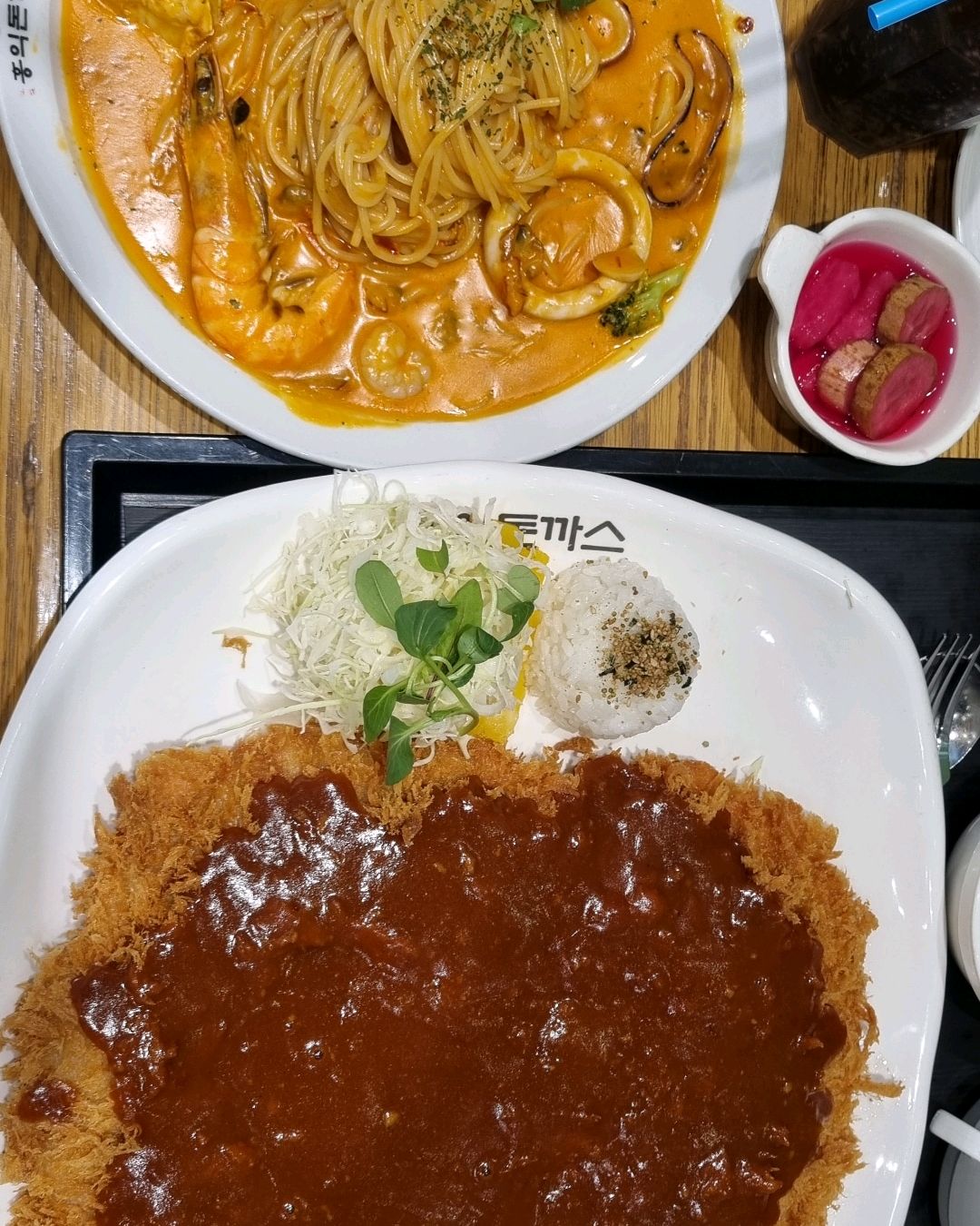 돈까스랑 로제파스타 시켰는데 맛있어요. 항상 볶음우동만 시켜봤는데 파스타도 맛있네요. 직원