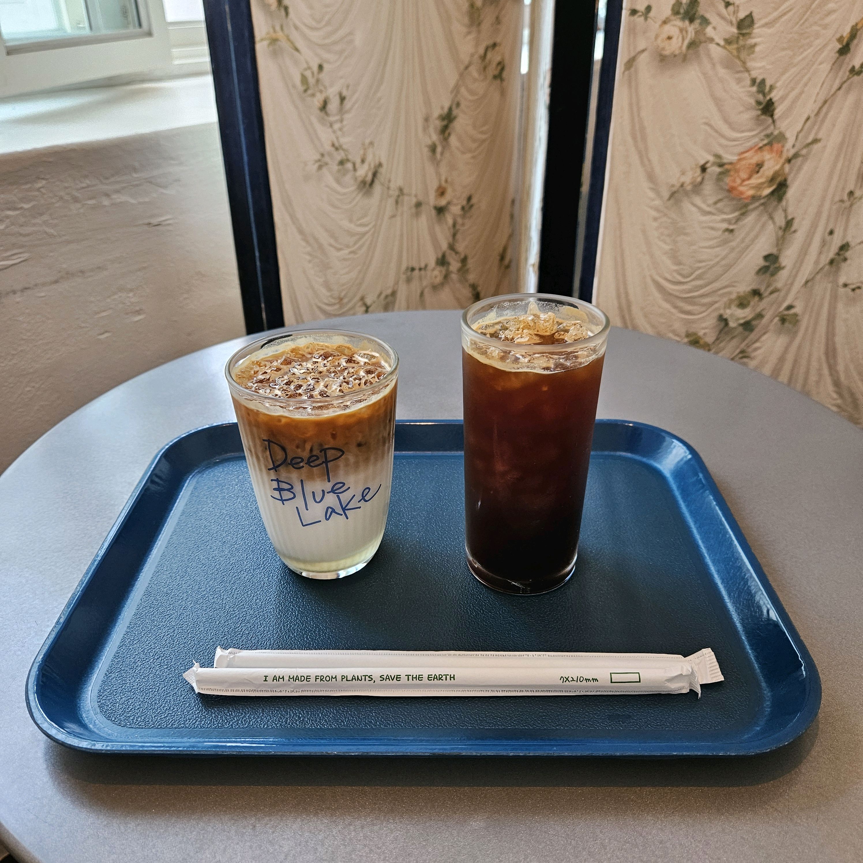 커피 향과 맛도 참 좋고 카페 분위기도 좋은 곳이었어요. 2층과 3층에 좌석 테이블이 있고
