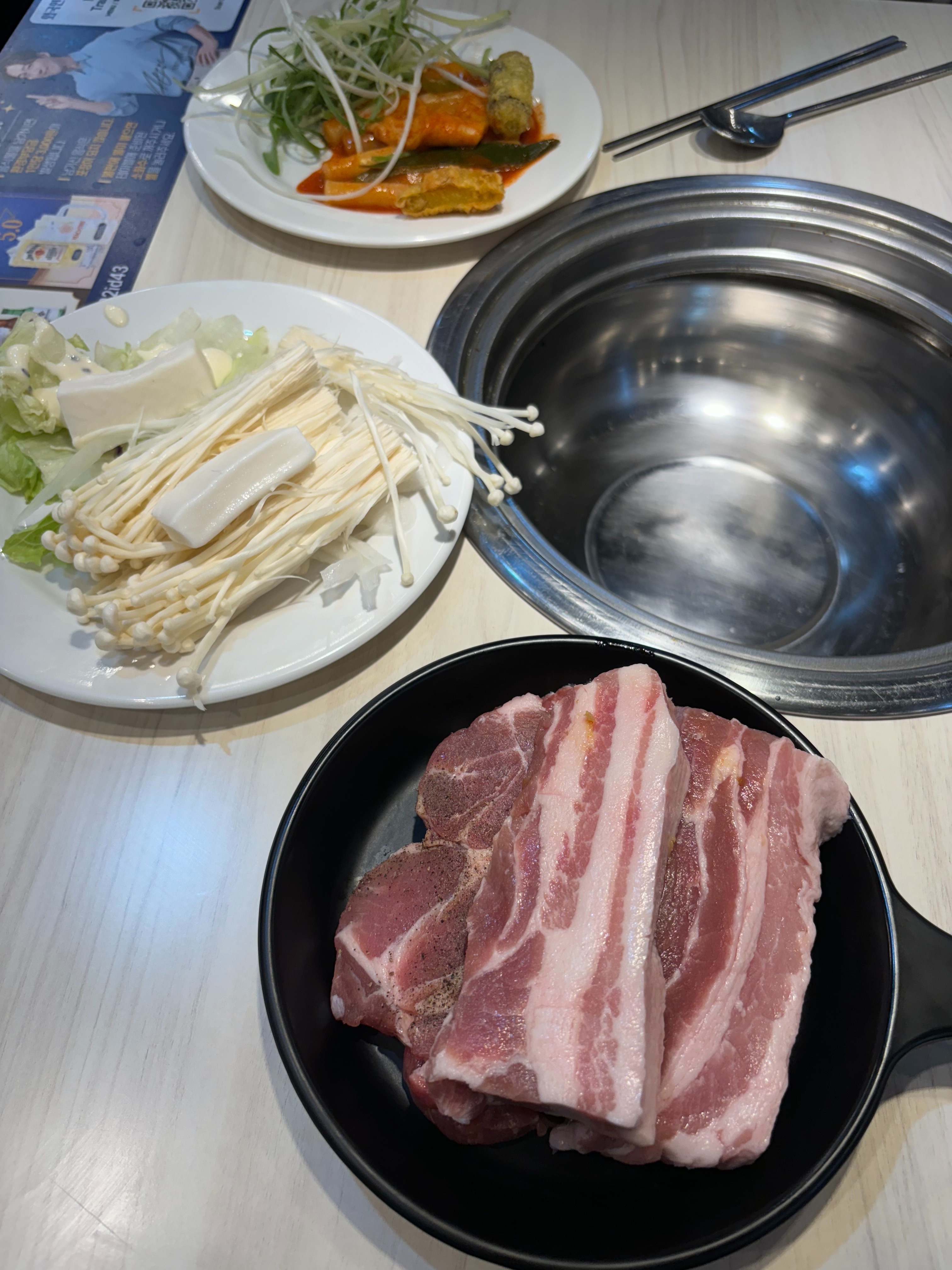 숯불에 구운 고기는 언제나 옳죠. 고기 맛있었고 곁들이 구워 먹으니 좋았습니다. 하이볼 한