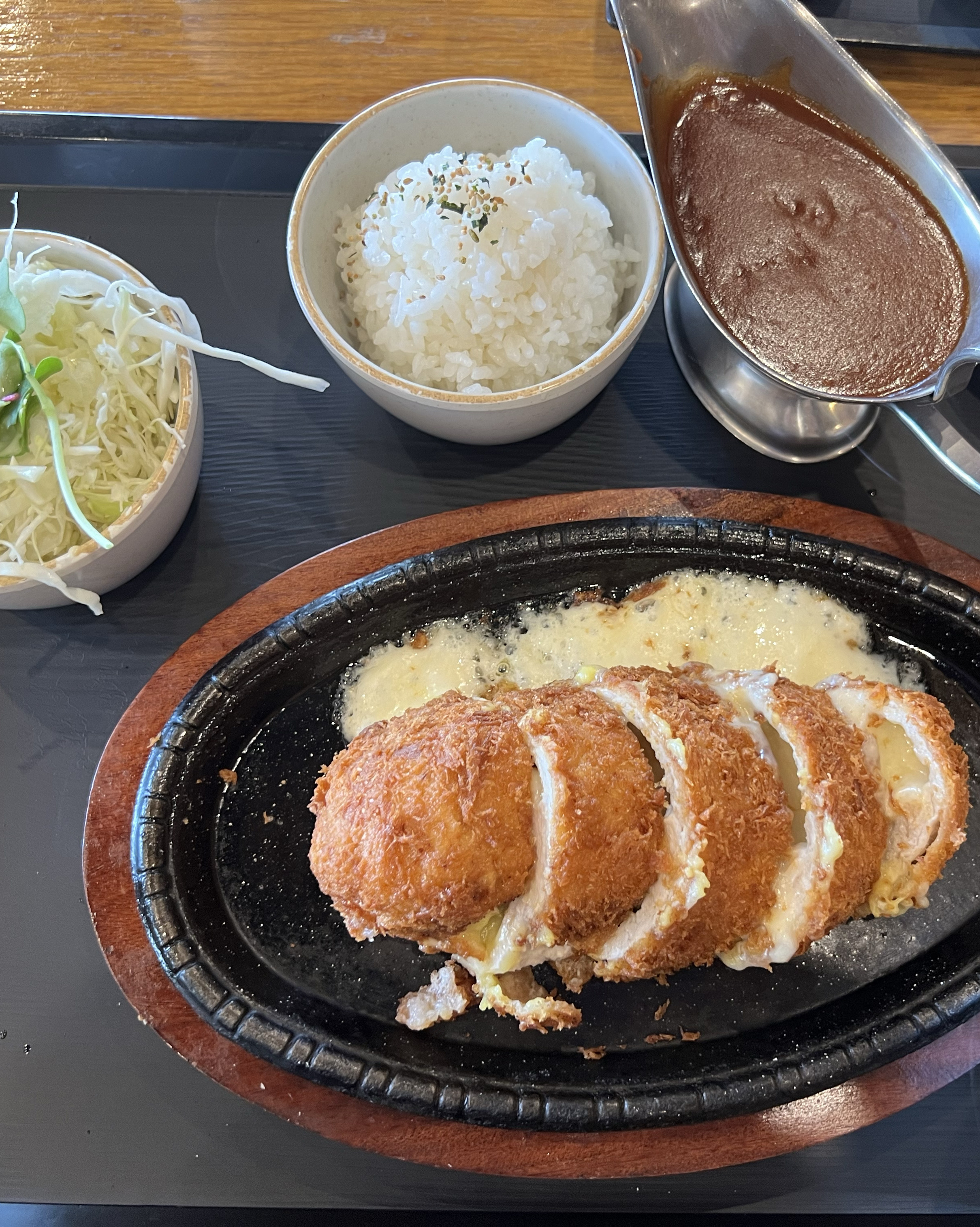 배구선수들과 점심 먹으러 예약을 하여 방문하였는데 친절하고 빠르게 음식이 제공되어 좋았고,