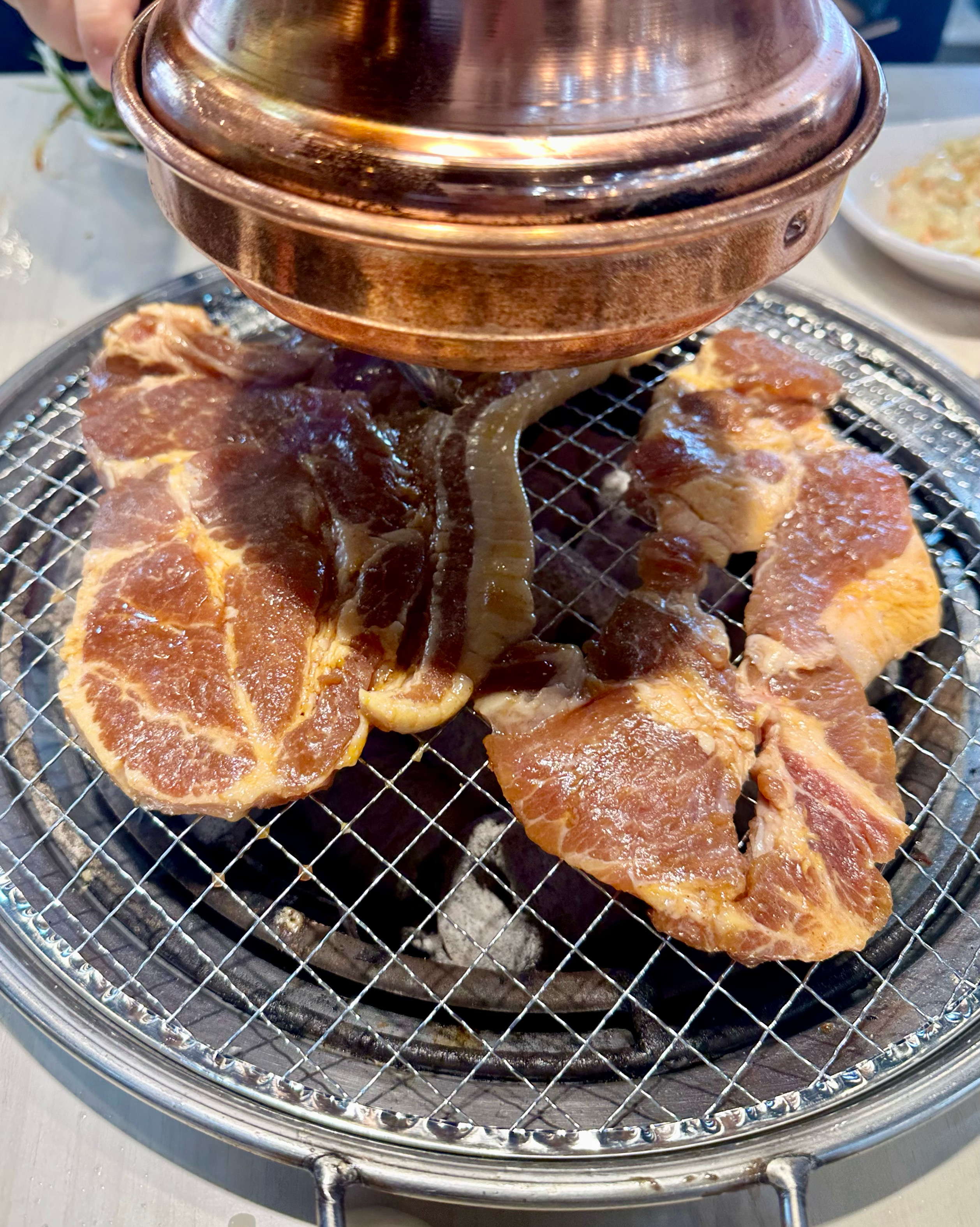 가게가 매우 넓고 깨끗해요! 그리고 고기도 맛있습니다! 확실히 명륜진사갈비는 갈비가 대존맛