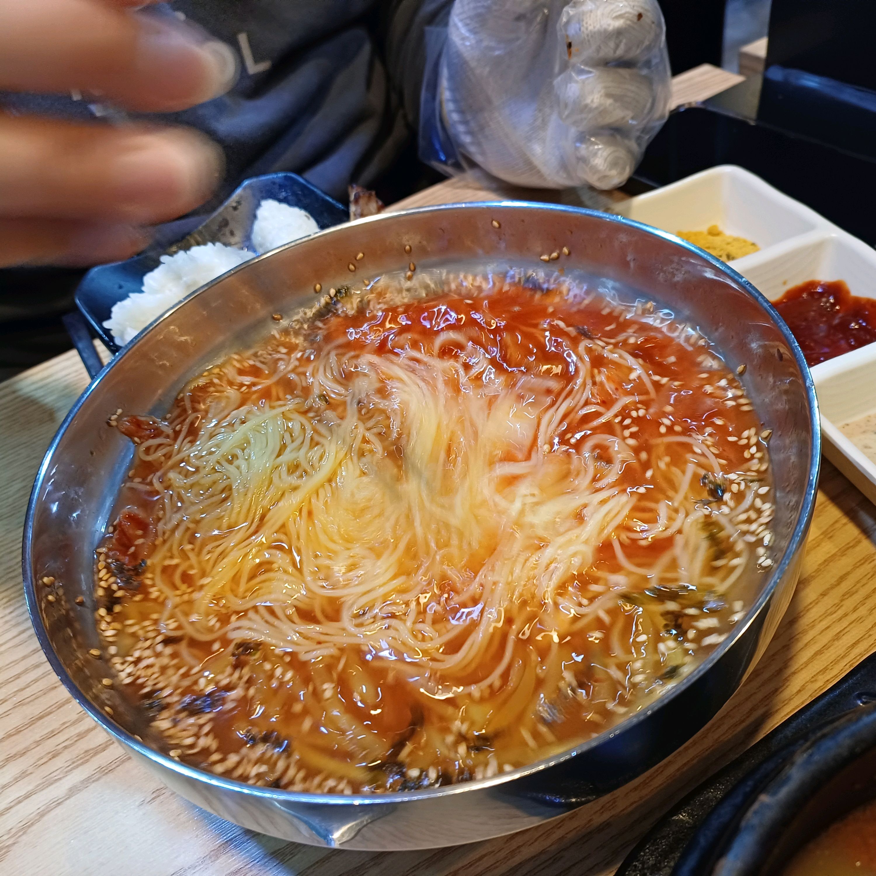 맛있어 보이는 김치말이국수
