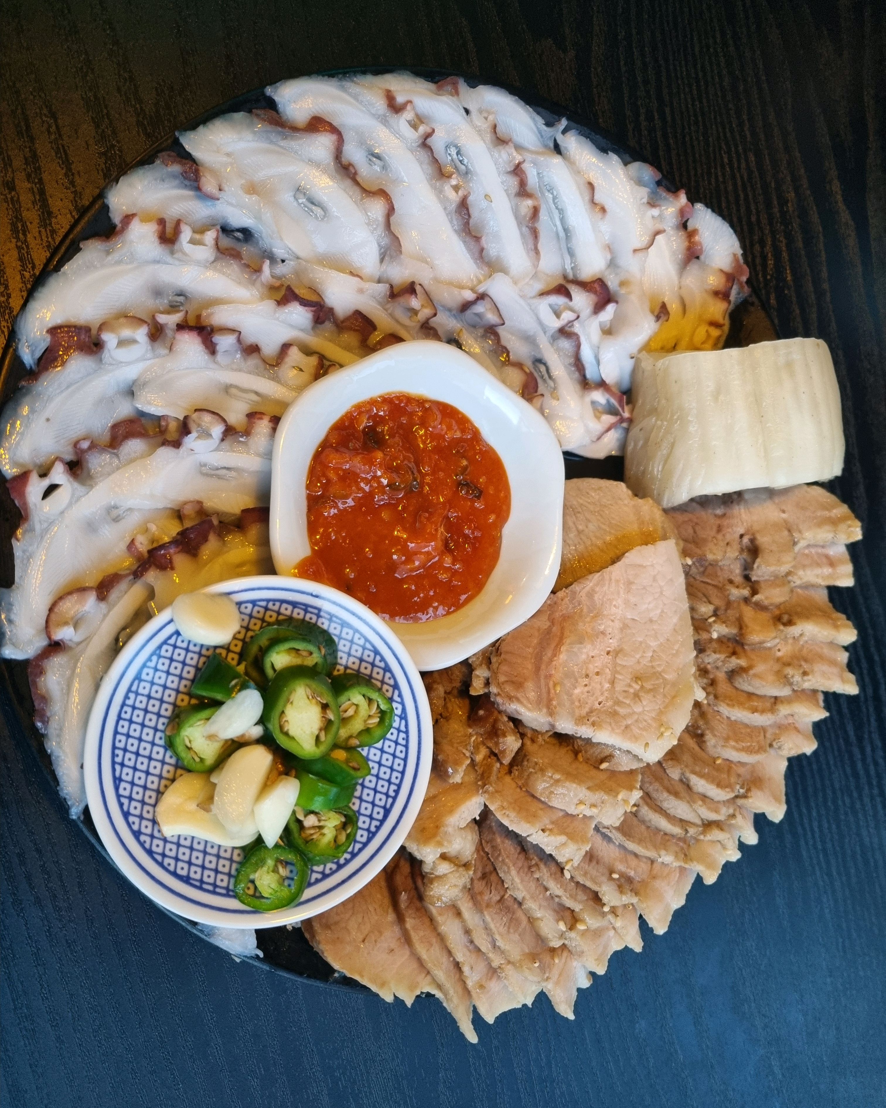 이 가격에 이양이라니 너무너무 혜자스러움. 맛도 좋아요 문어삼합.. 양 너무많아.. 모듬회