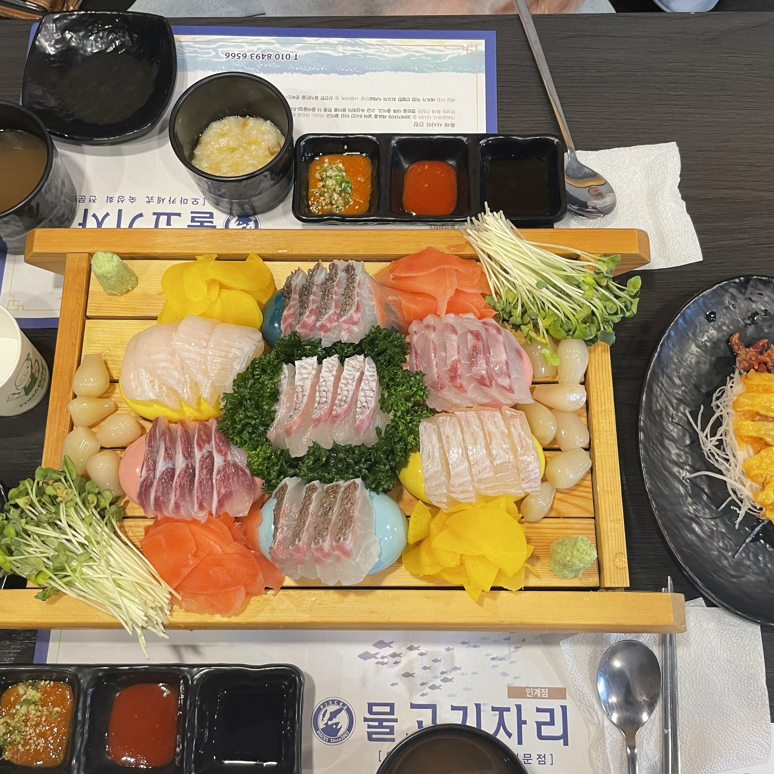 일단 회가 너무 신선해요 쫄깃 하고 부드럽고 맛있고 와 입에서 진짜 이거구나 👍🏼👍🏼 - 인계동 맛집 물고기자리 인계점