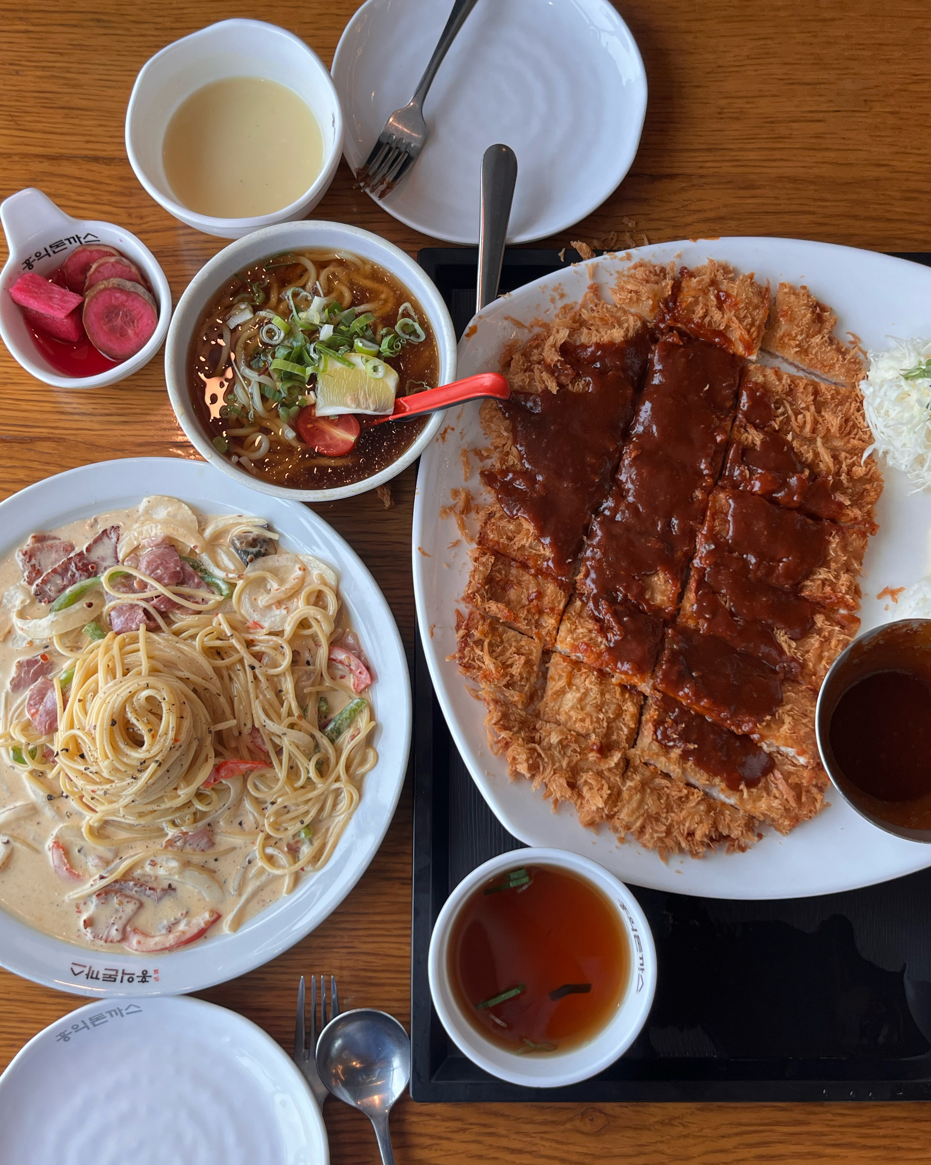 제주 돈까스가 맛있는 아라동에 위치한 홍익돈까스에 왔어요! 주차도 편했고 매장이 넓어 가족