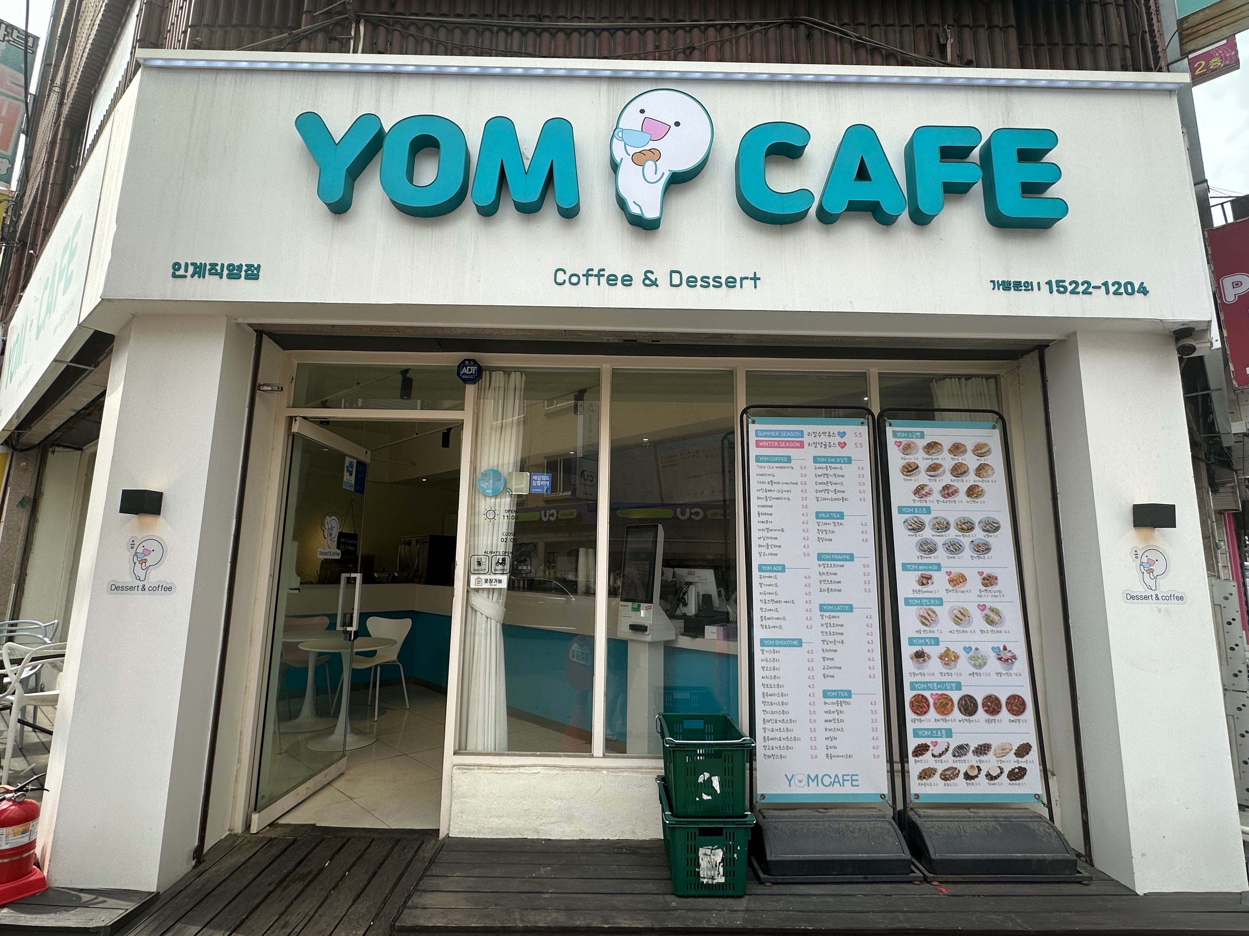 평소에 배달로 와플이랑 토스트 많이 찾던 권선동 맛집 욤카페인데 오늘은 지나가는 길에 들러