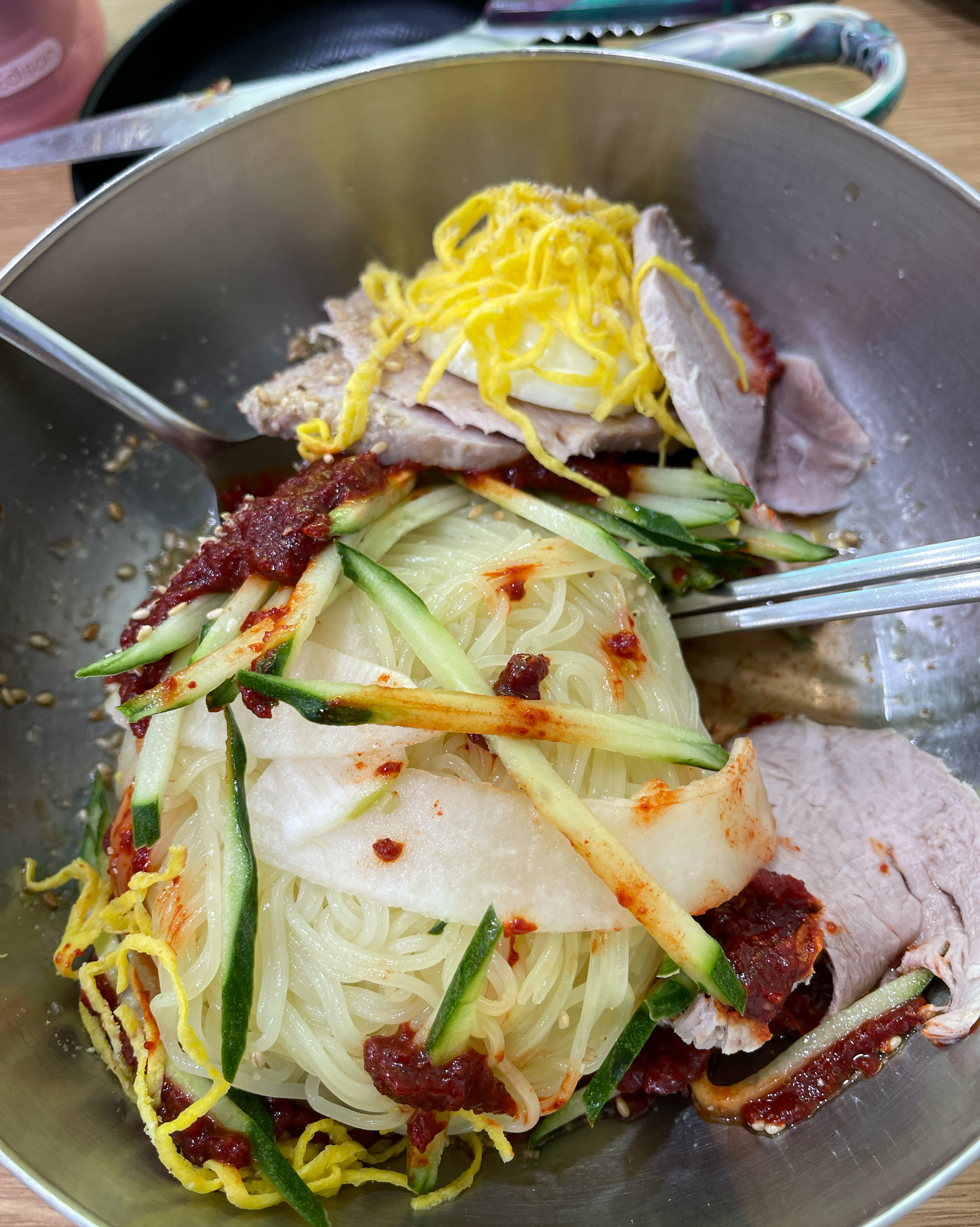 부산에 가면 먹어야 할 밀면. 하지만 안양에서도 먹을 수 있죠. 오랜만에 오후 오픈런 했습