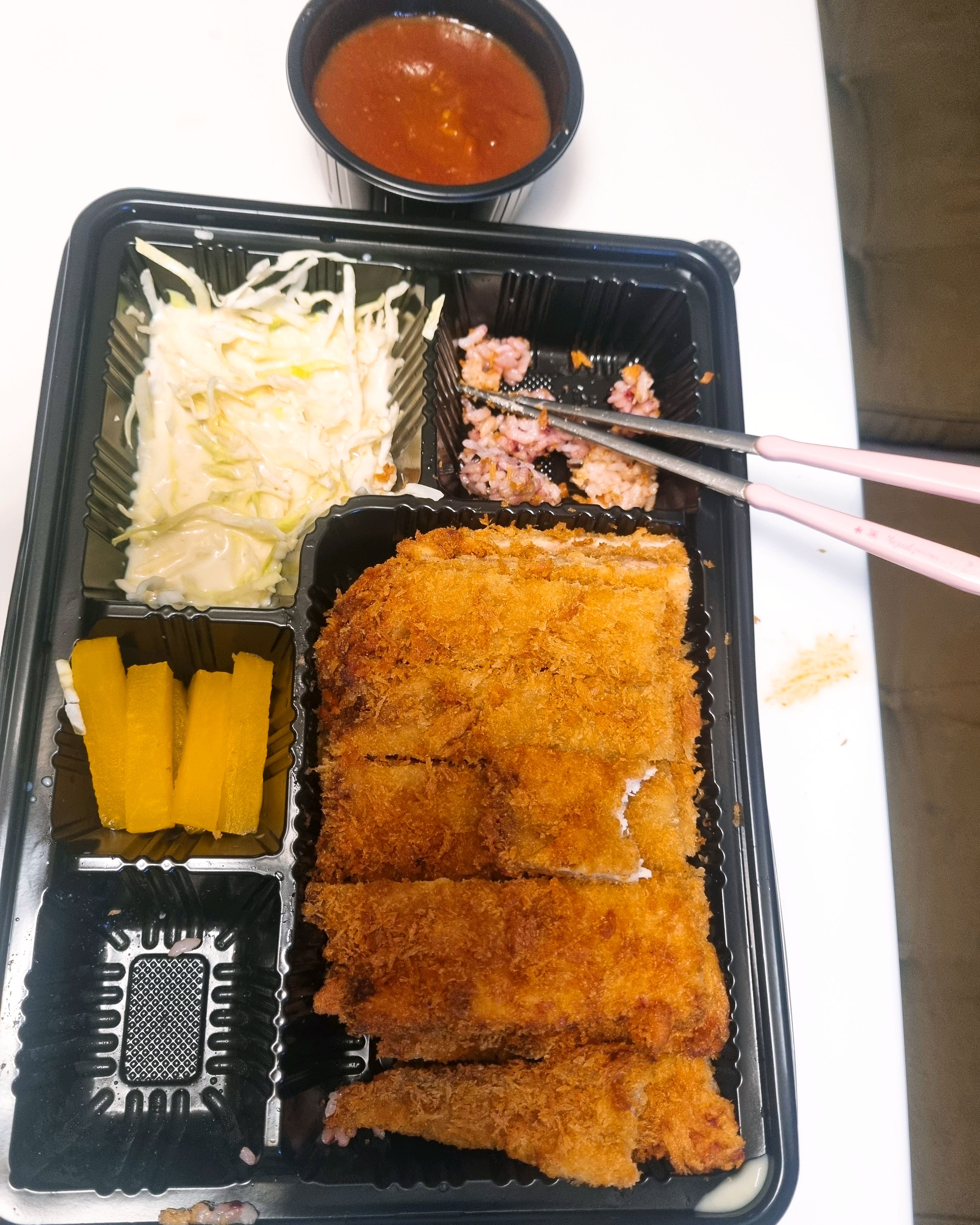 포장해왔는데 먹어도 먹어도 끝이 없이 양이 많네요. ^^ - 익산 부송동 맛집 홍익돈까스 익산점