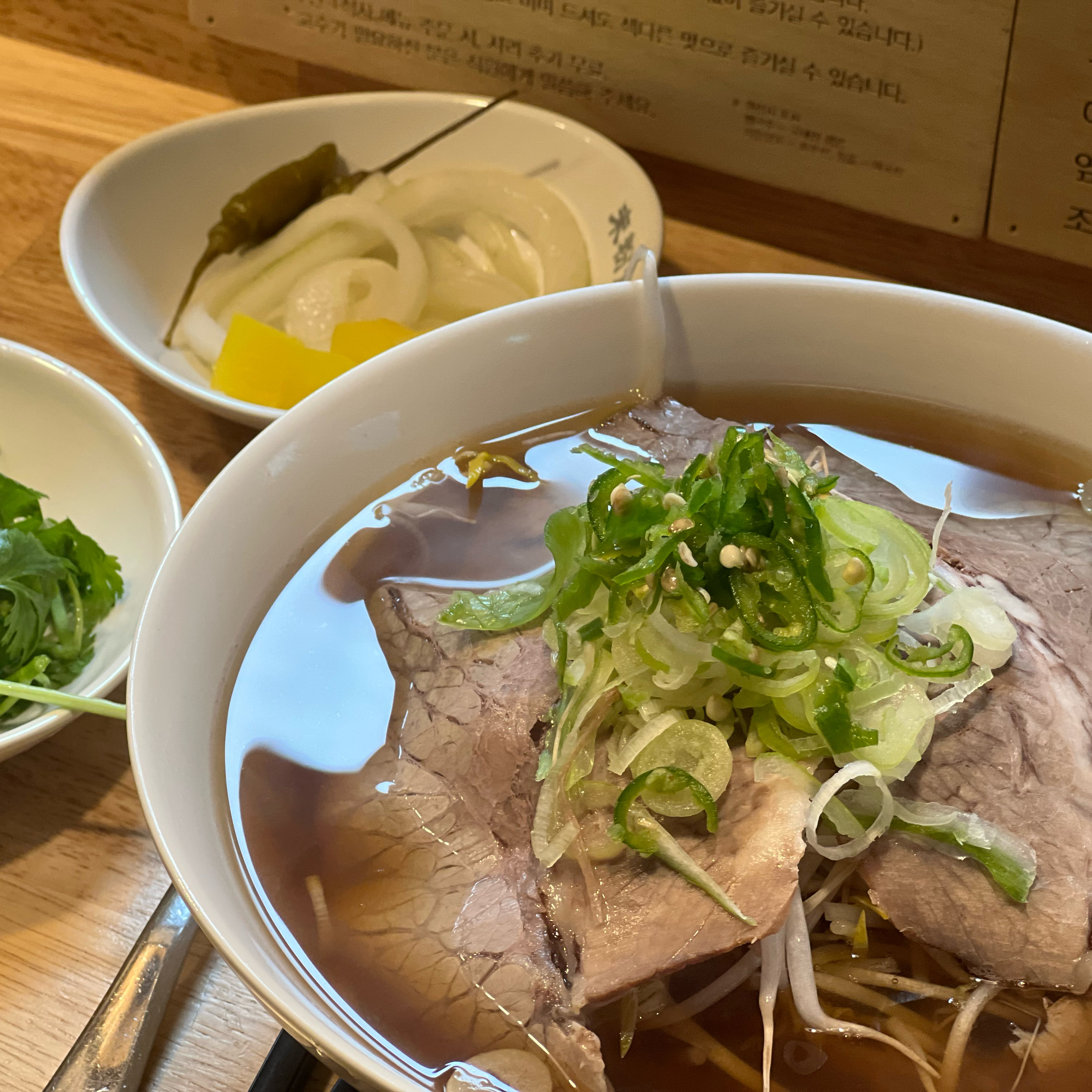 맛이 깔끔하고(저는 그래서 무난하게 느껴졌어요) 면과 숙주와 고수를 리필 받을 수 있는점이