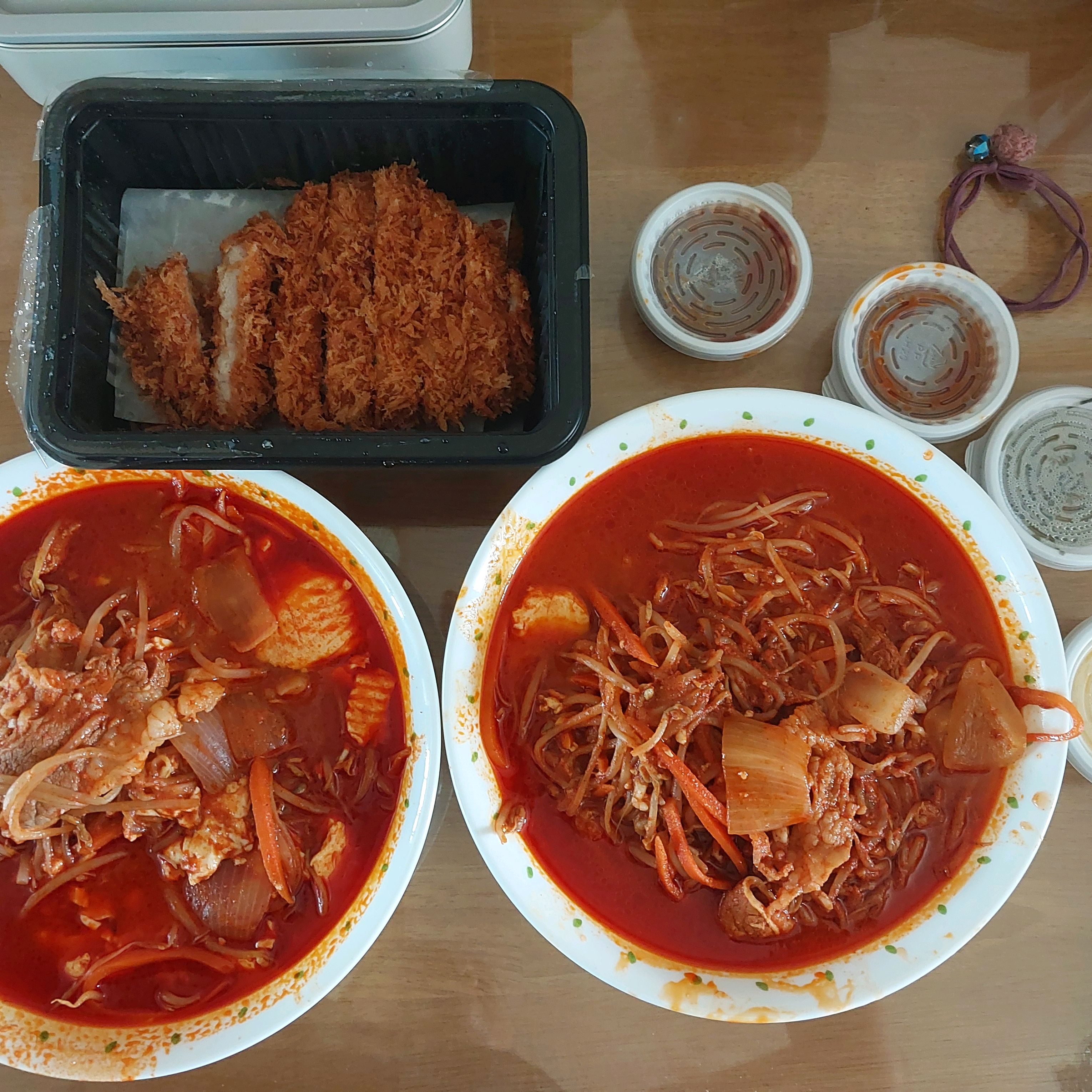 삼동소바의 맛을 알아버린 우리딸이 이번에는 짬뽕을 먹고싶어해서 포장해왔습니다. 일회용기에
