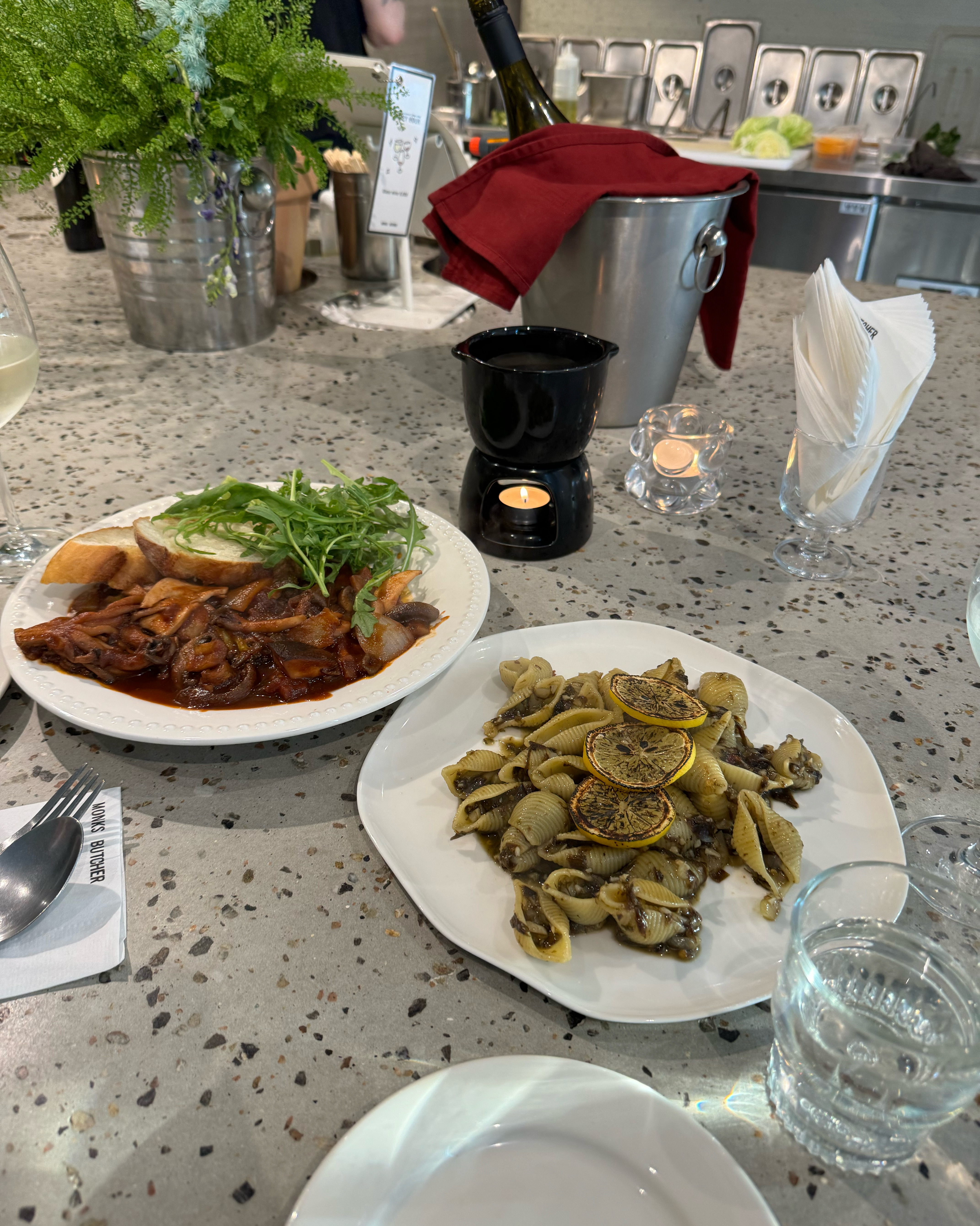 와 여기 최애 맛집입니다. 여기 한번도 안가는 사람은 있어도 한번만 간 사람은 없을뜻. 가