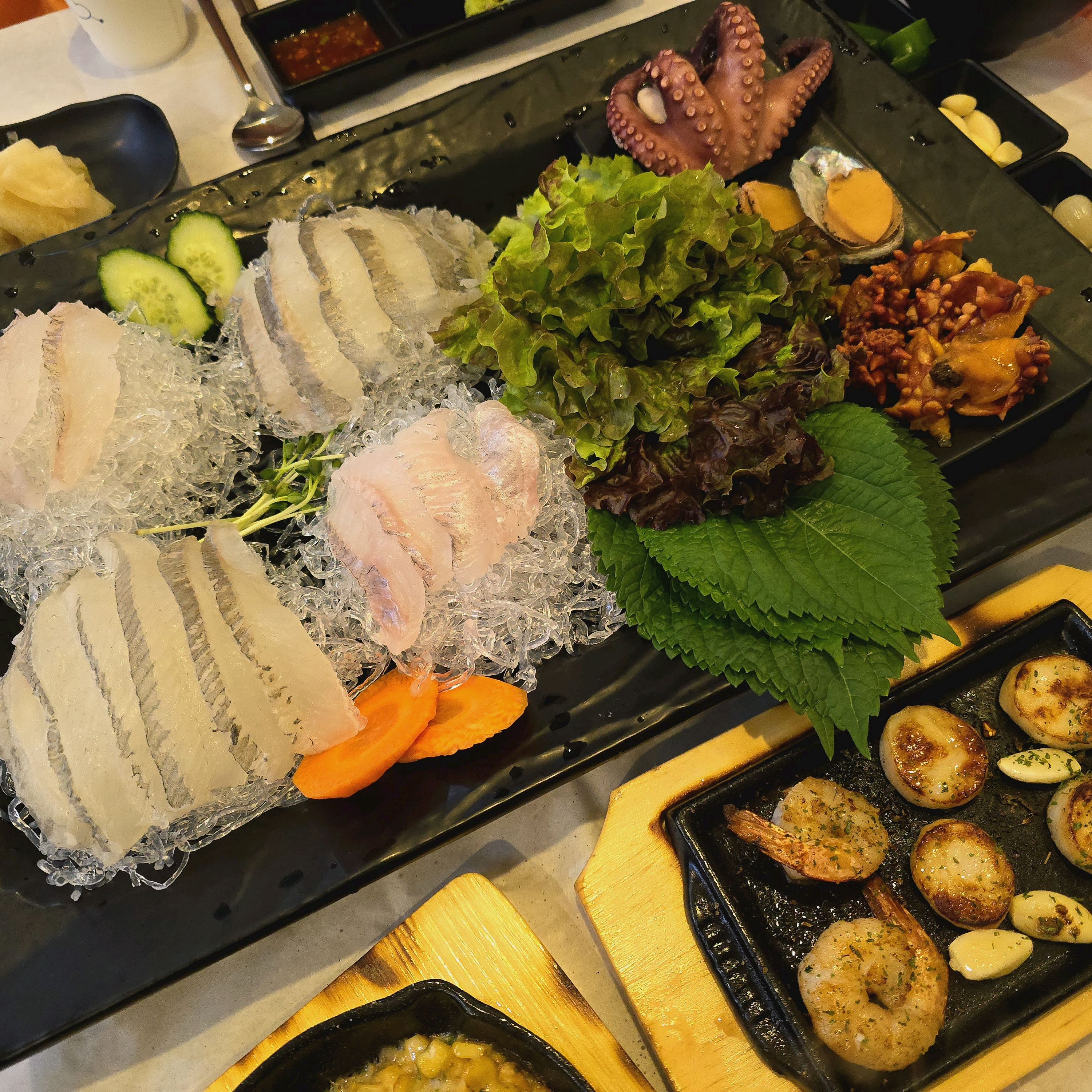 회를 스시용처럼 길게 떠줘서 조금 신선했다😊 - 송정 맛집 회담